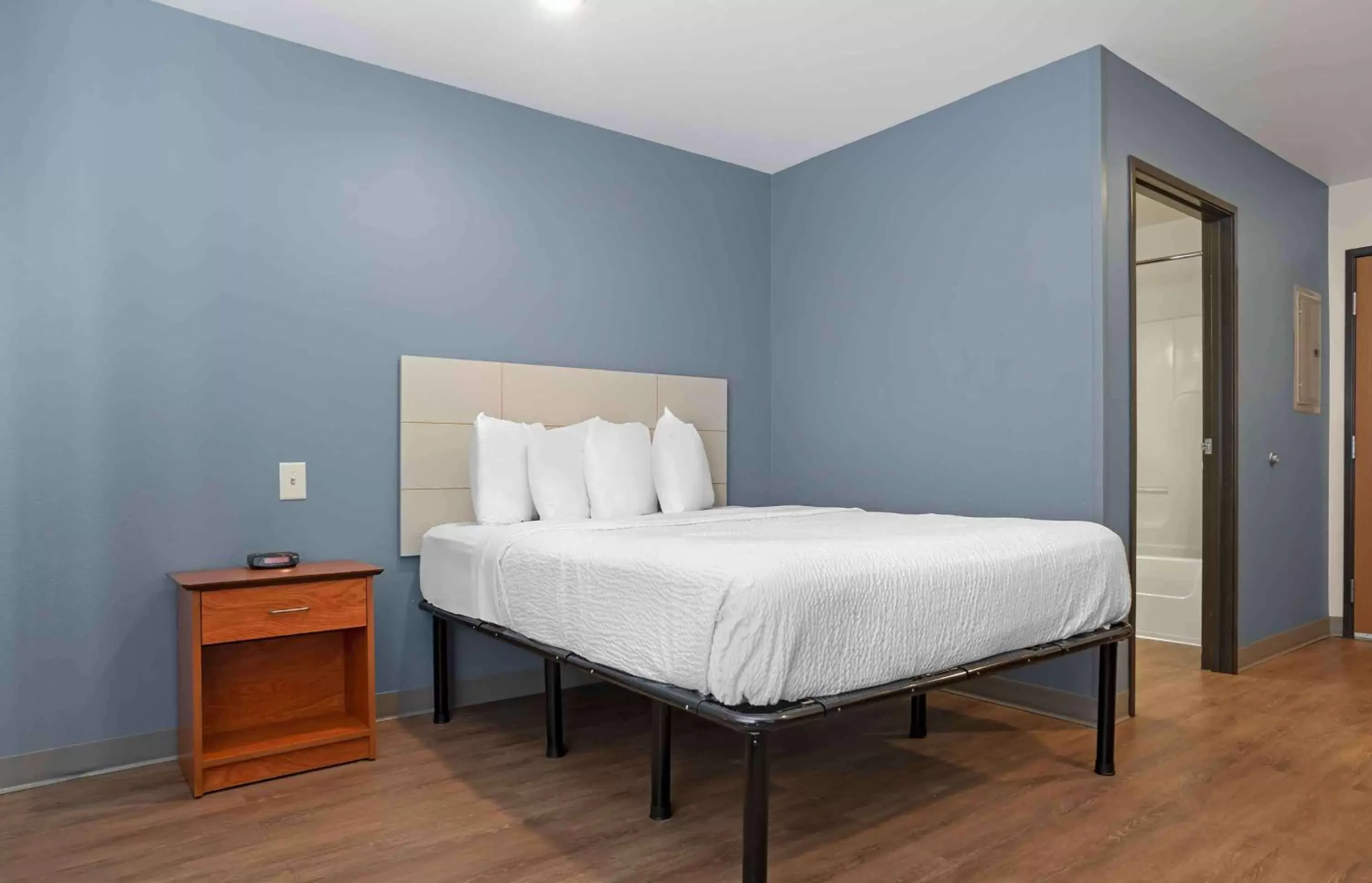 Bedroom, Bed in Extended Stay America Select Suites - Fort Walton Beach