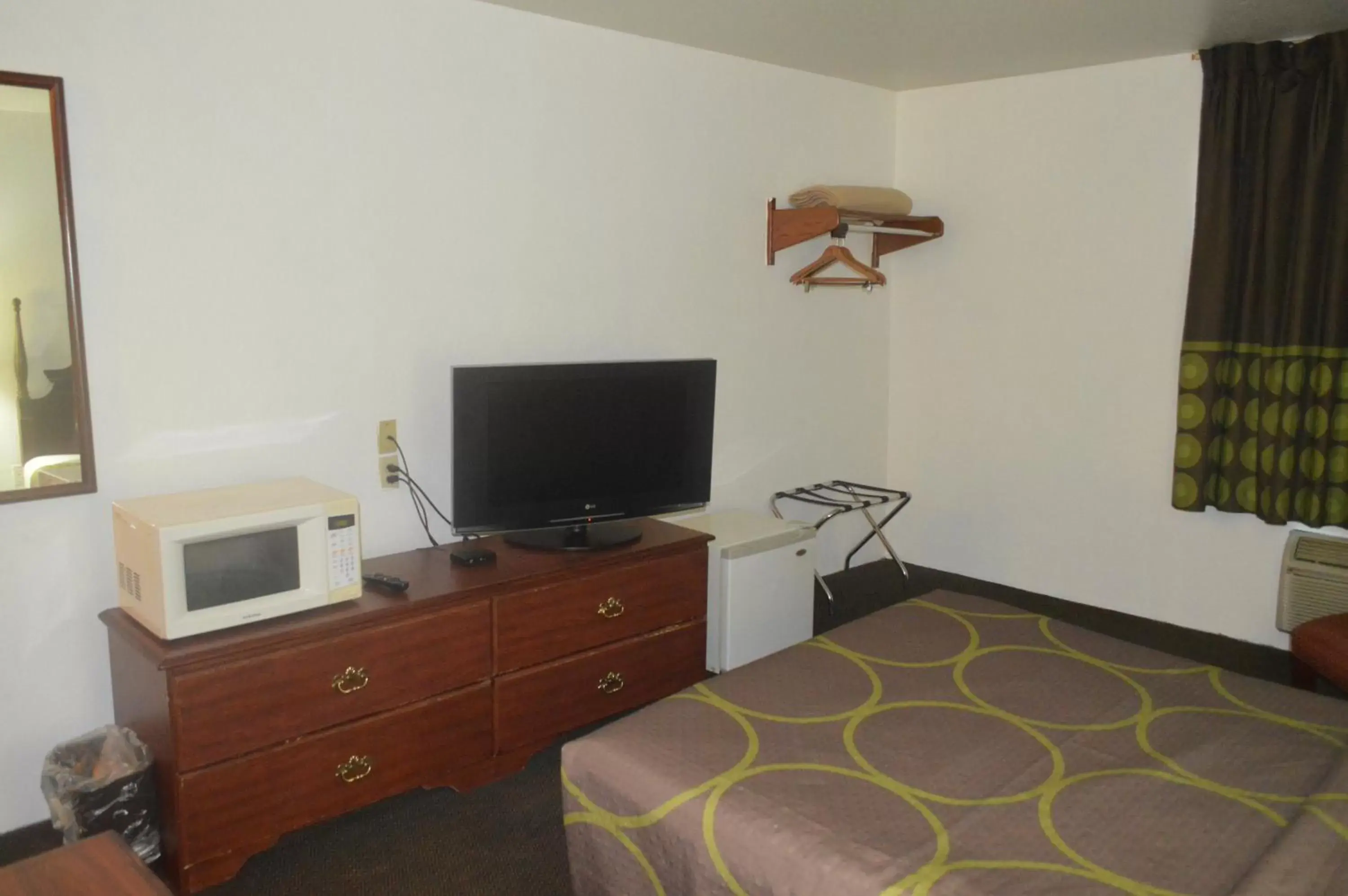 Bedroom, TV/Entertainment Center in American Elite Inn