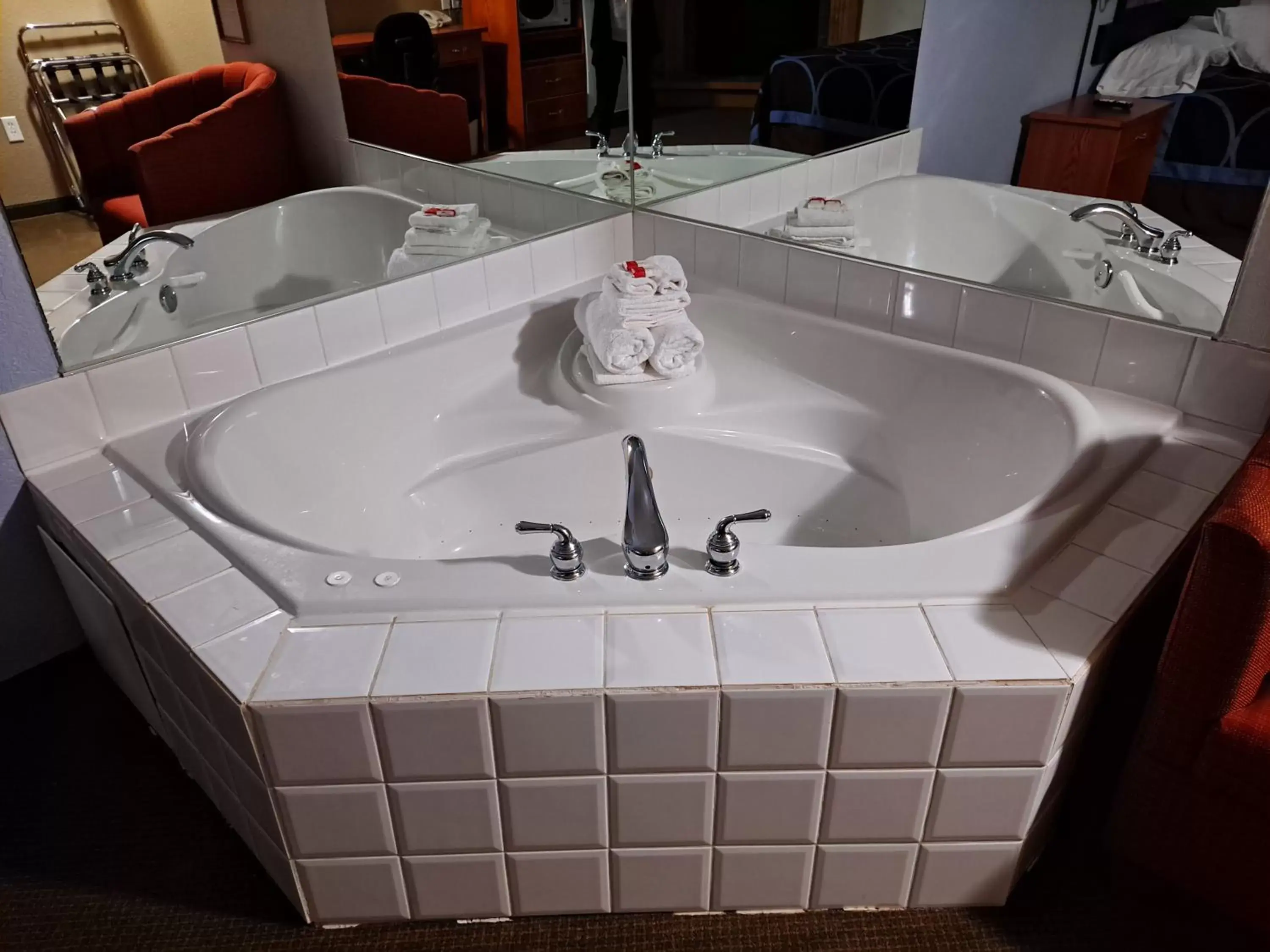 Hot Tub, Bathroom in Super 8 by Wyndham Three Hills AB