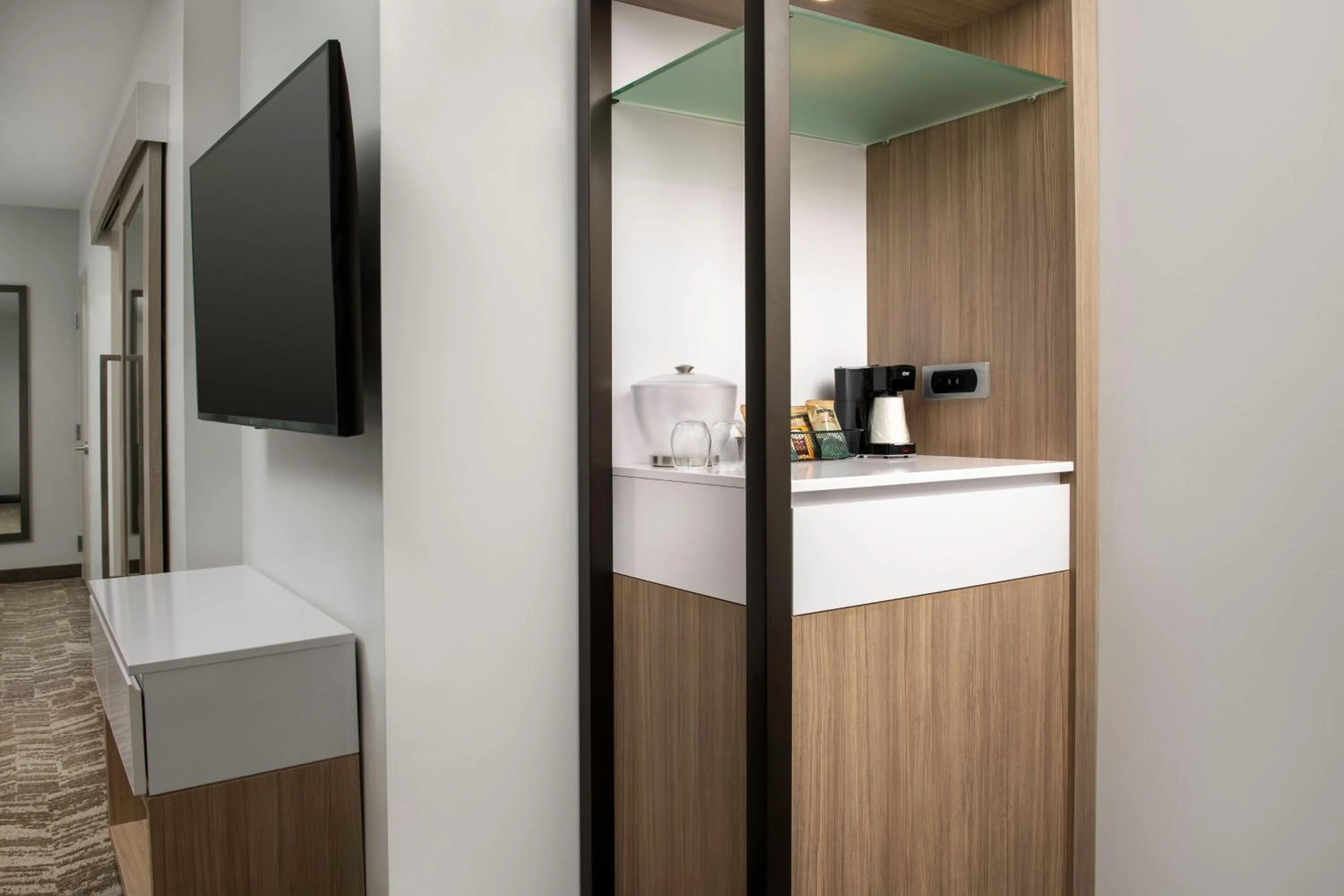 Kitchen or kitchenette in SpringHill Suites by Marriott Cincinnati Mason