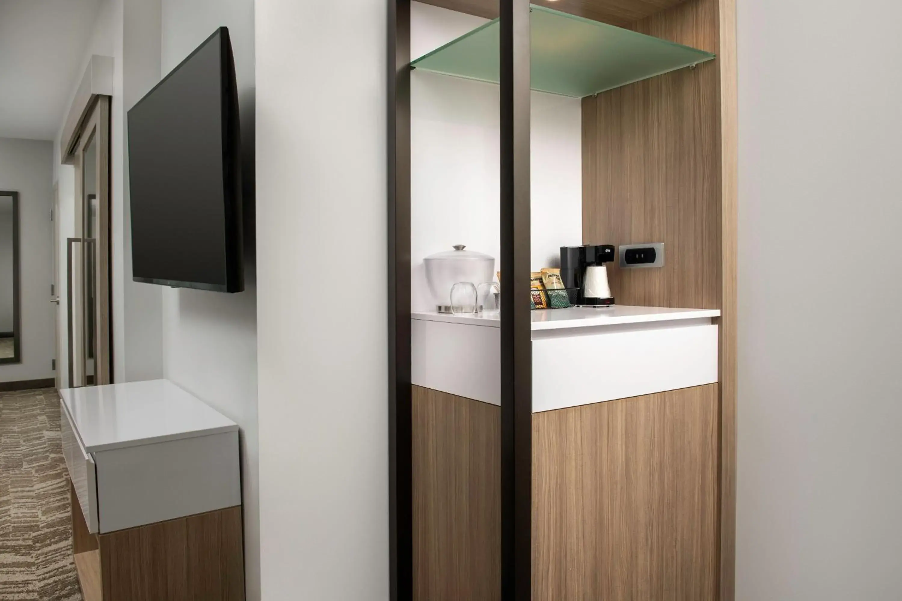 Kitchen or kitchenette, TV/Entertainment Center in SpringHill Suites by Marriott Cincinnati Mason