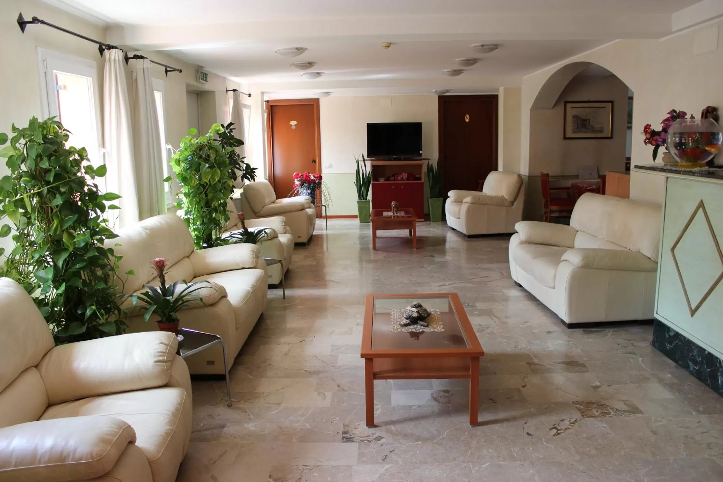 Communal lounge/ TV room, Lobby/Reception in Hotel Altieri