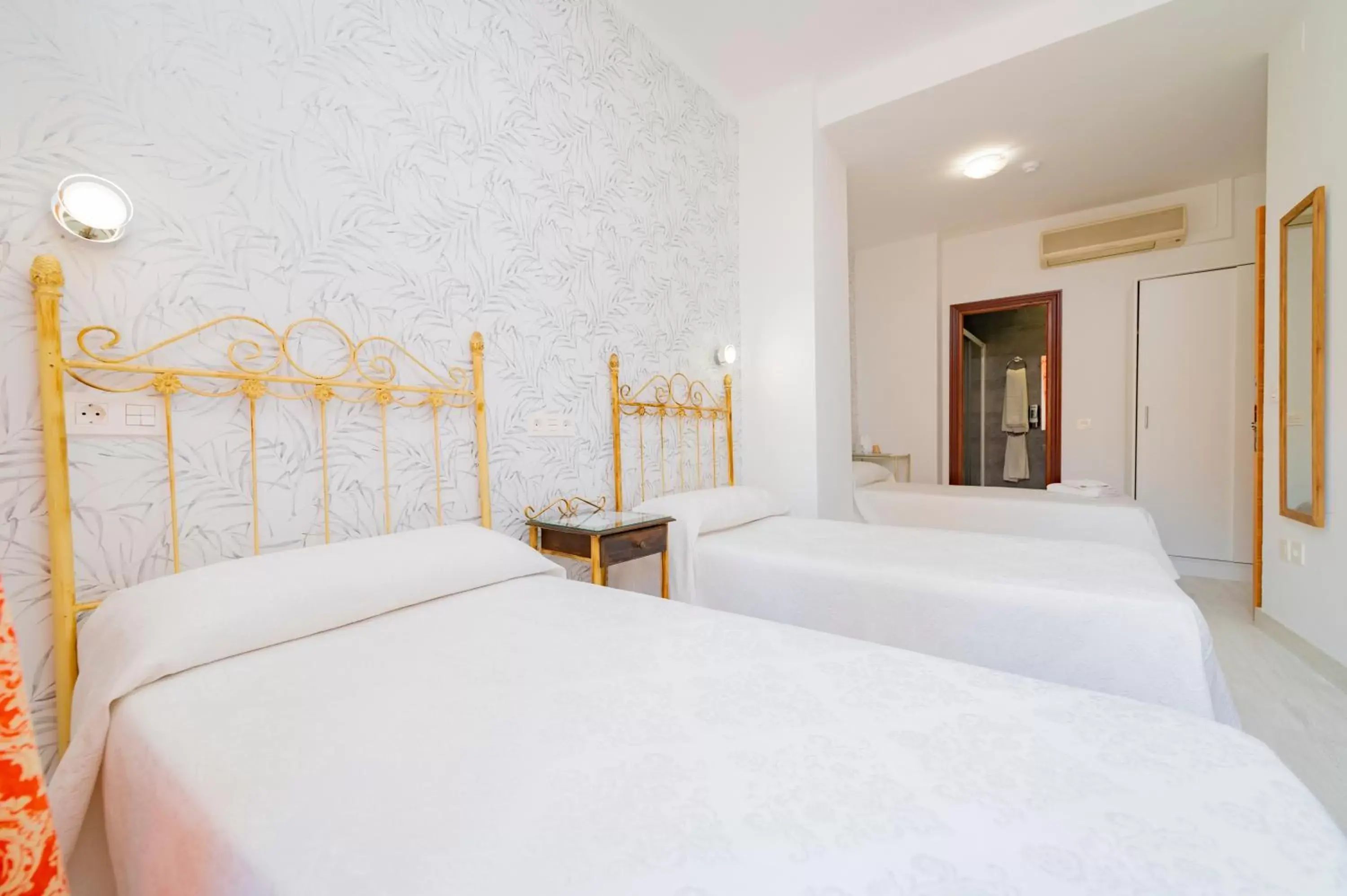 Property building, Bed in Hotel Manzanito