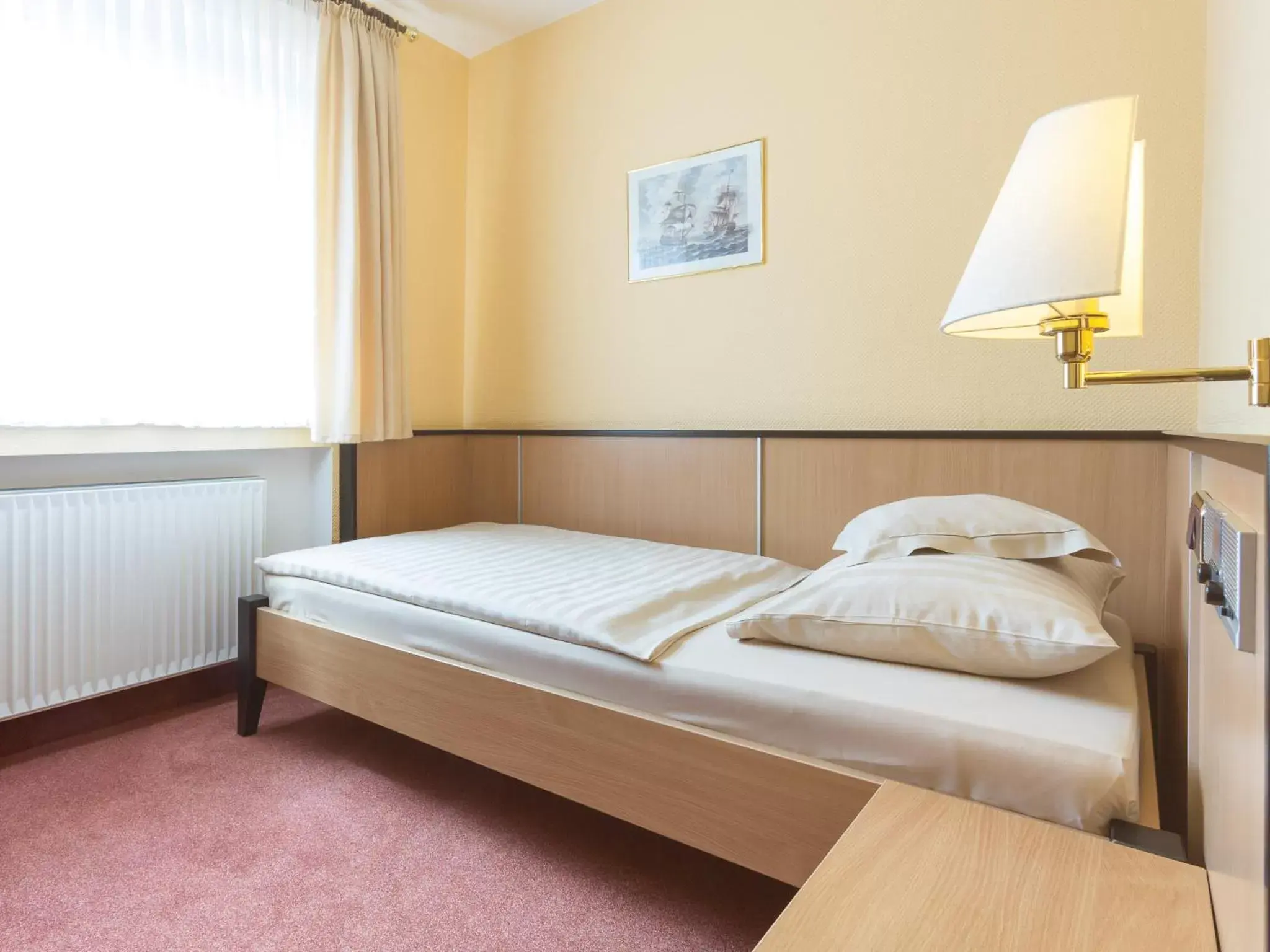 Bed in Stadt-gut-Hotel Siegboot