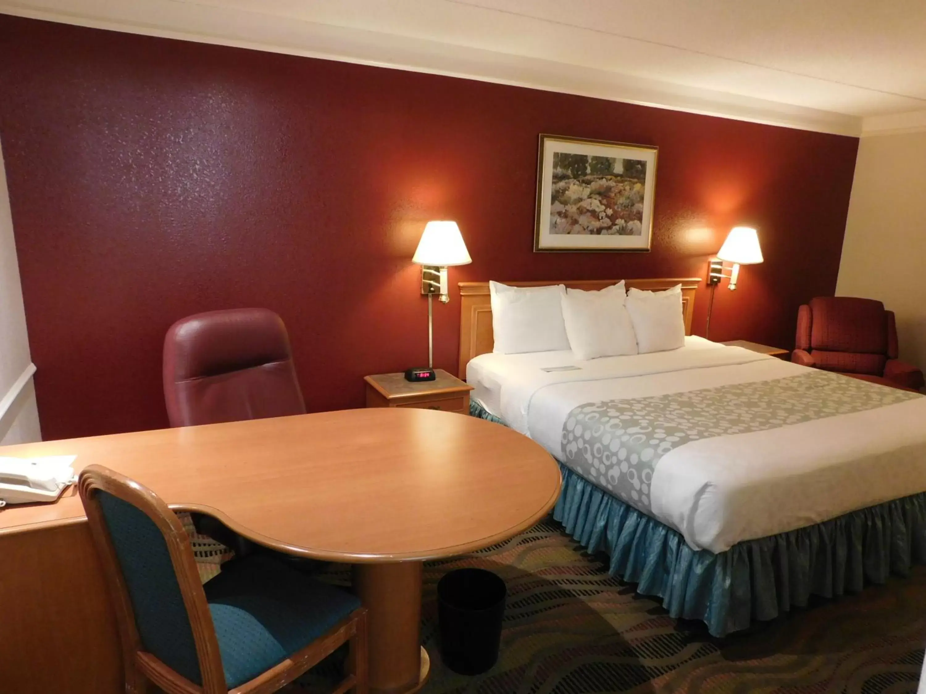 Photo of the whole room, Bed in Days Inn & Suites by Wyndham Arlington Heights