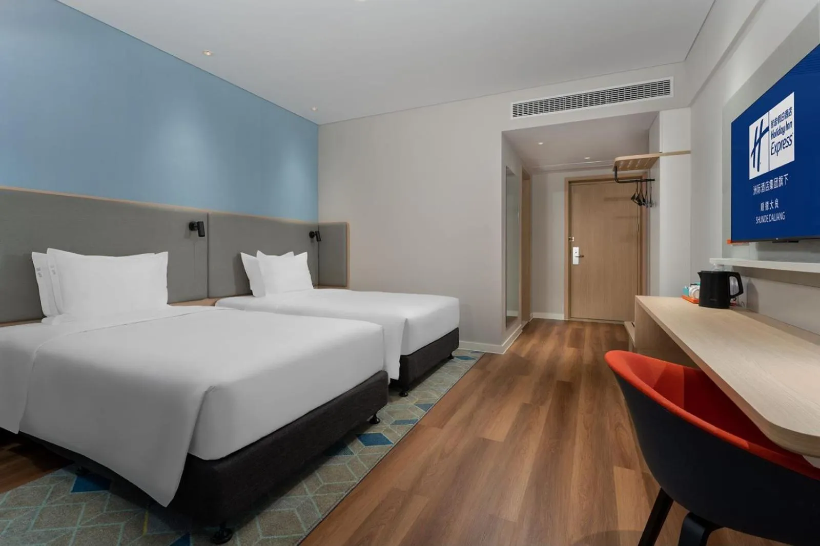 Photo of the whole room, Bed in Holiday Inn Express Shunde Daliang by IHG