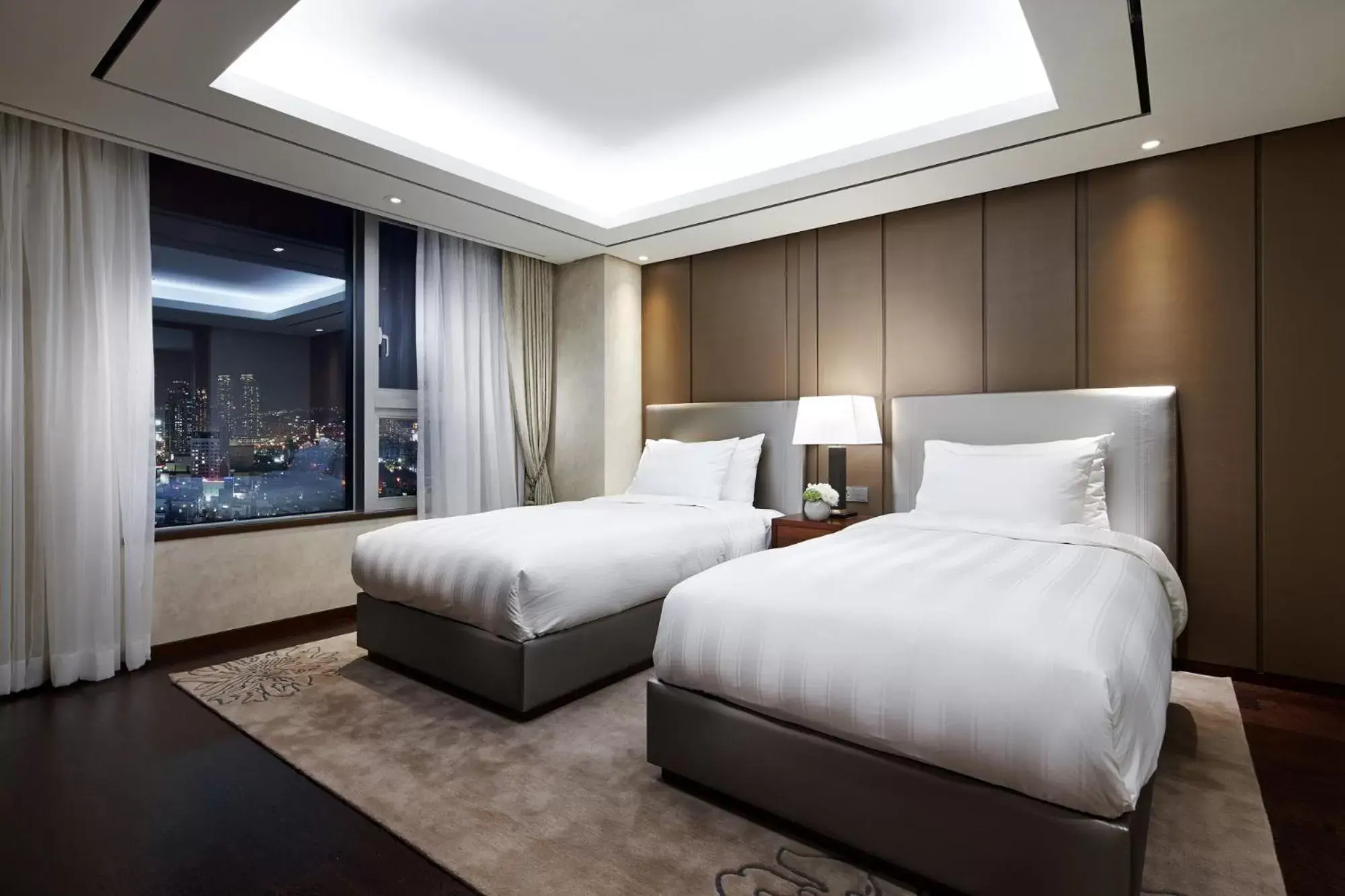 Bed in LOTTE City Hotel Ulsan