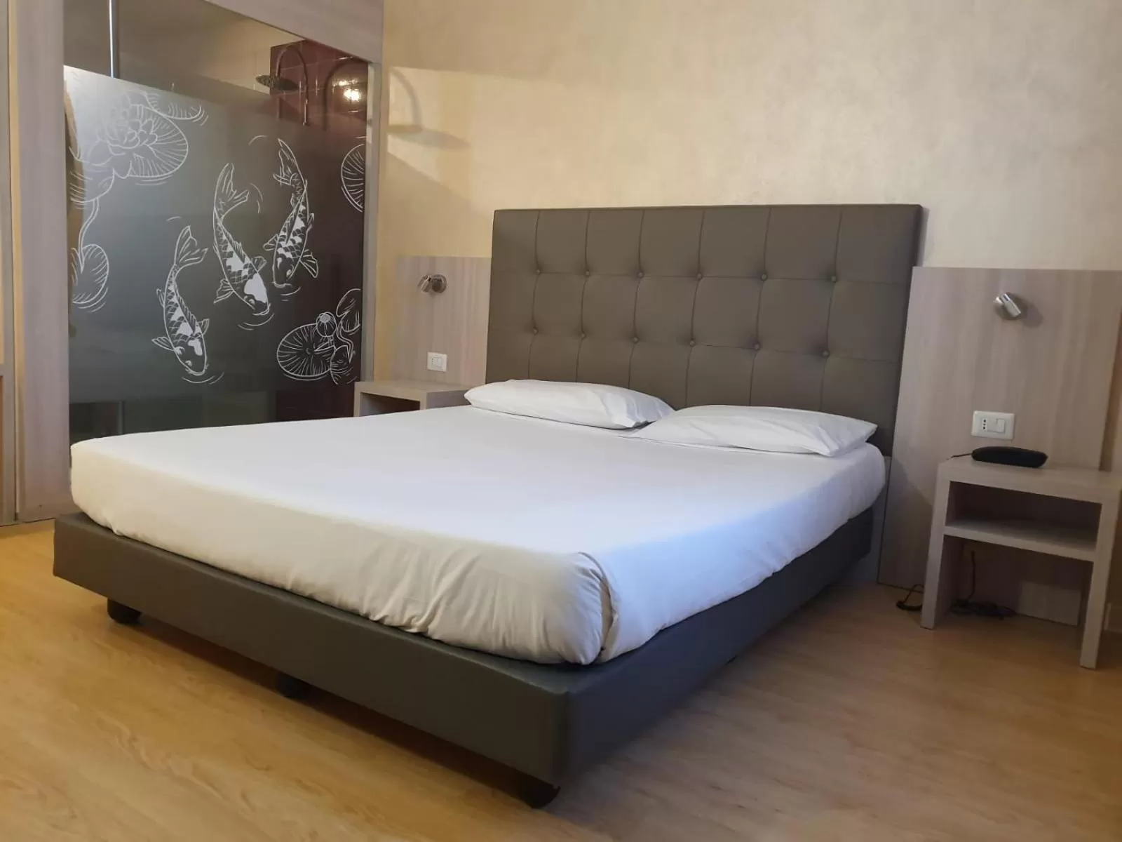 Bedroom, Bed in Green Hotel