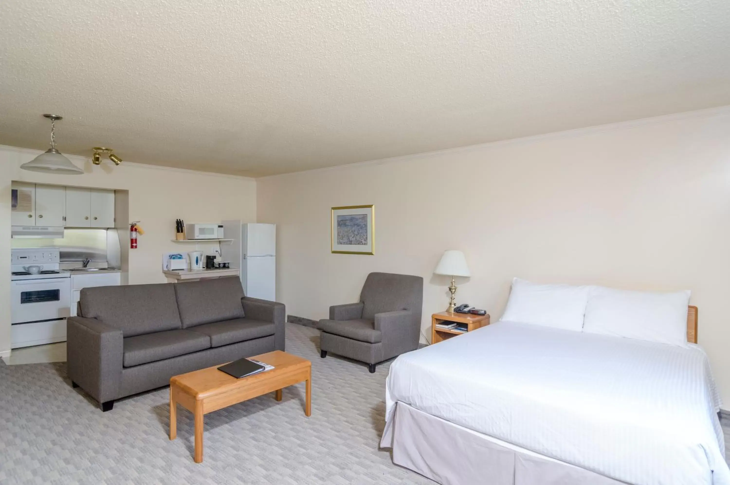 Kitchen or kitchenette, Bed in Mount Peyton Resort & Conference Centre Kitchen or kitchenette, Bed in Mount Peyton Resort & Conference Centre