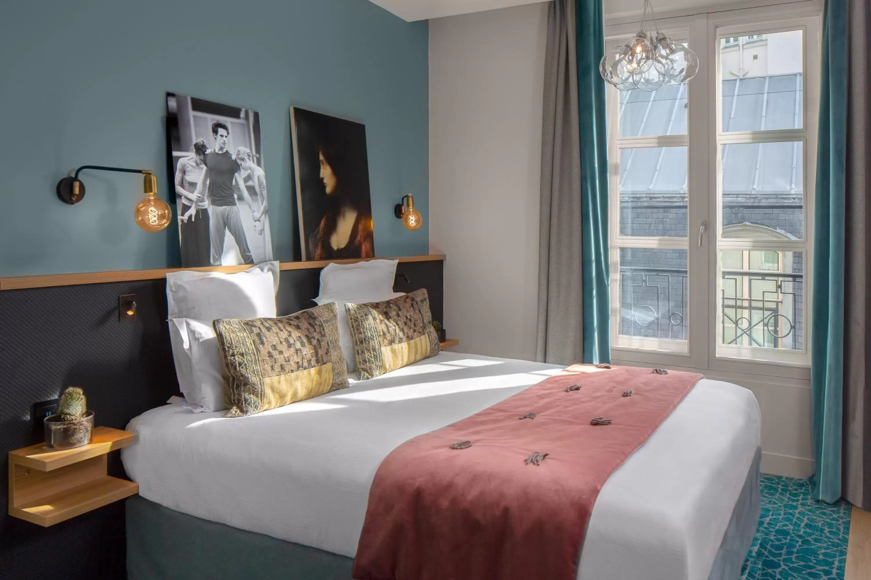 Bed in Lyric Hotel Paris Opera Bed in Lyric Hotel Paris Opera