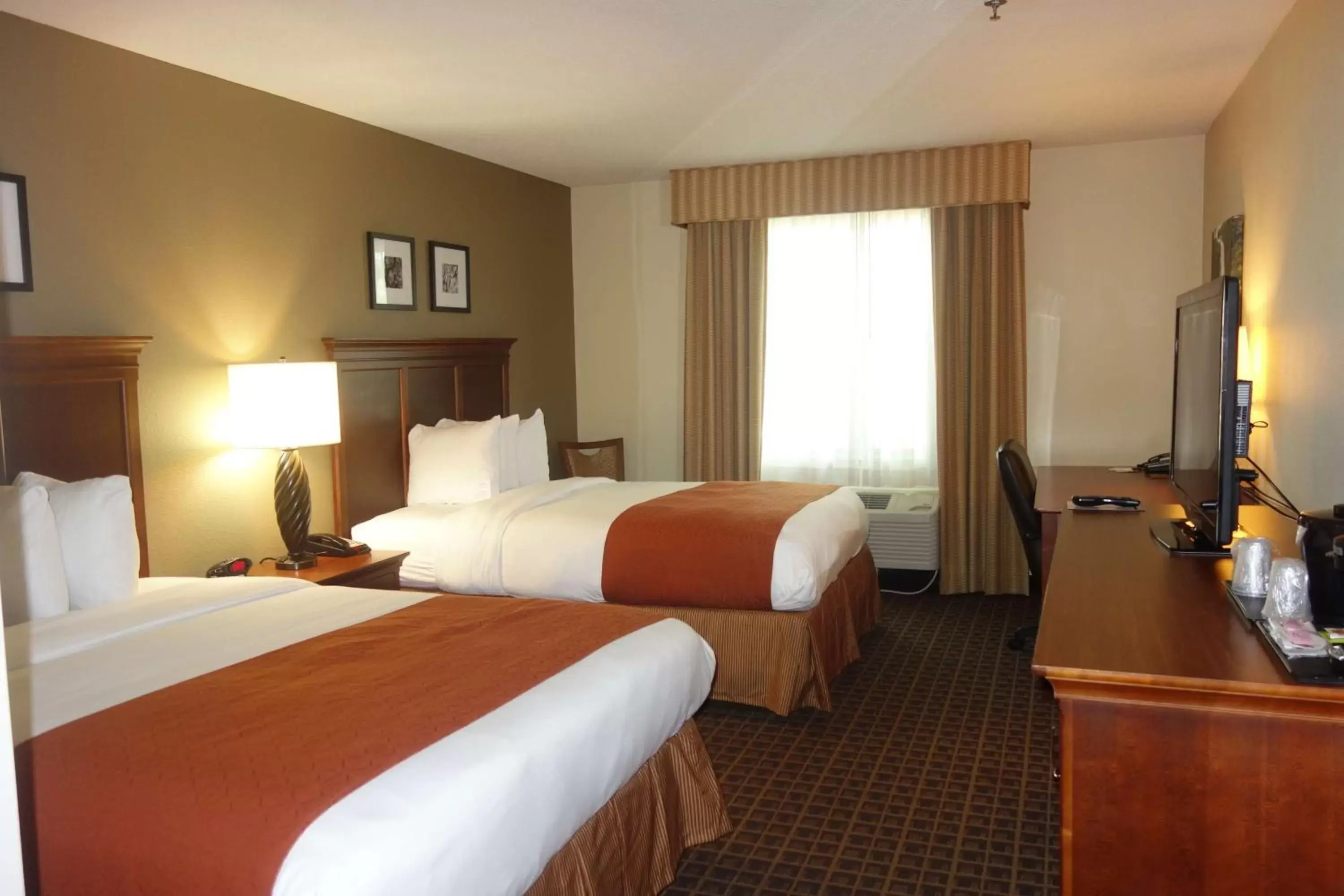 Photo of the whole room, Bed in Country Inn & Suites by Radisson, Lawrenceville, GA