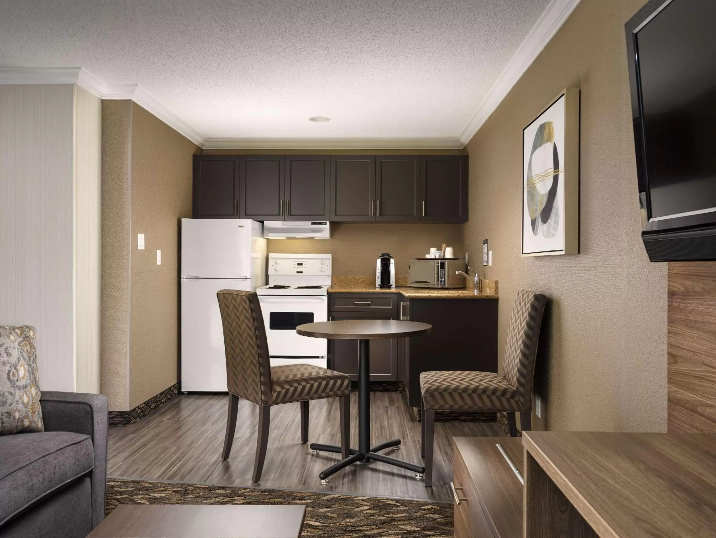 Photo of the whole room, Kitchen/Kitchenette in BEST WESTERN PLUS Carlton Plaza Hotel