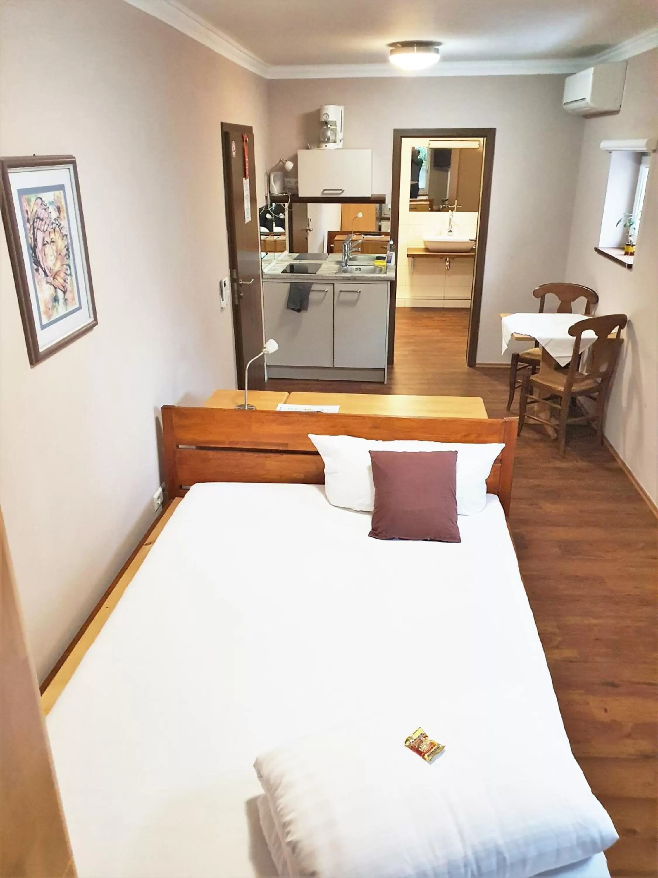 Photo of the whole room, Bed in Burgers Hotel