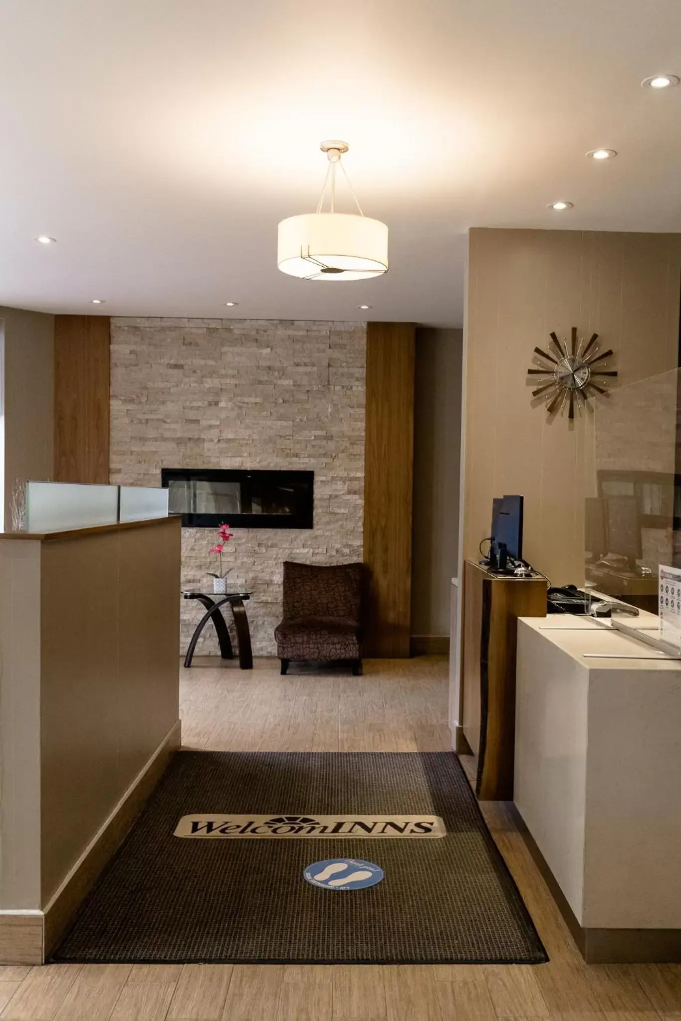 Property building, Lobby/Reception in WelcomINNS Ottawa