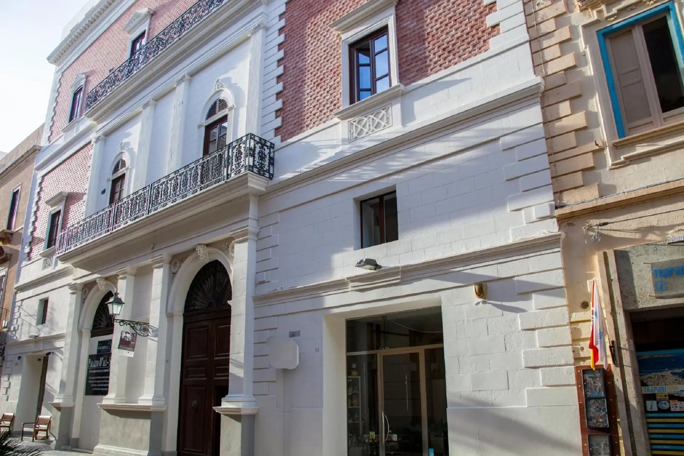 Facade/entrance, Property Building in Central Gallery Rooms- Palazzo D'Ali' Staiti XIX