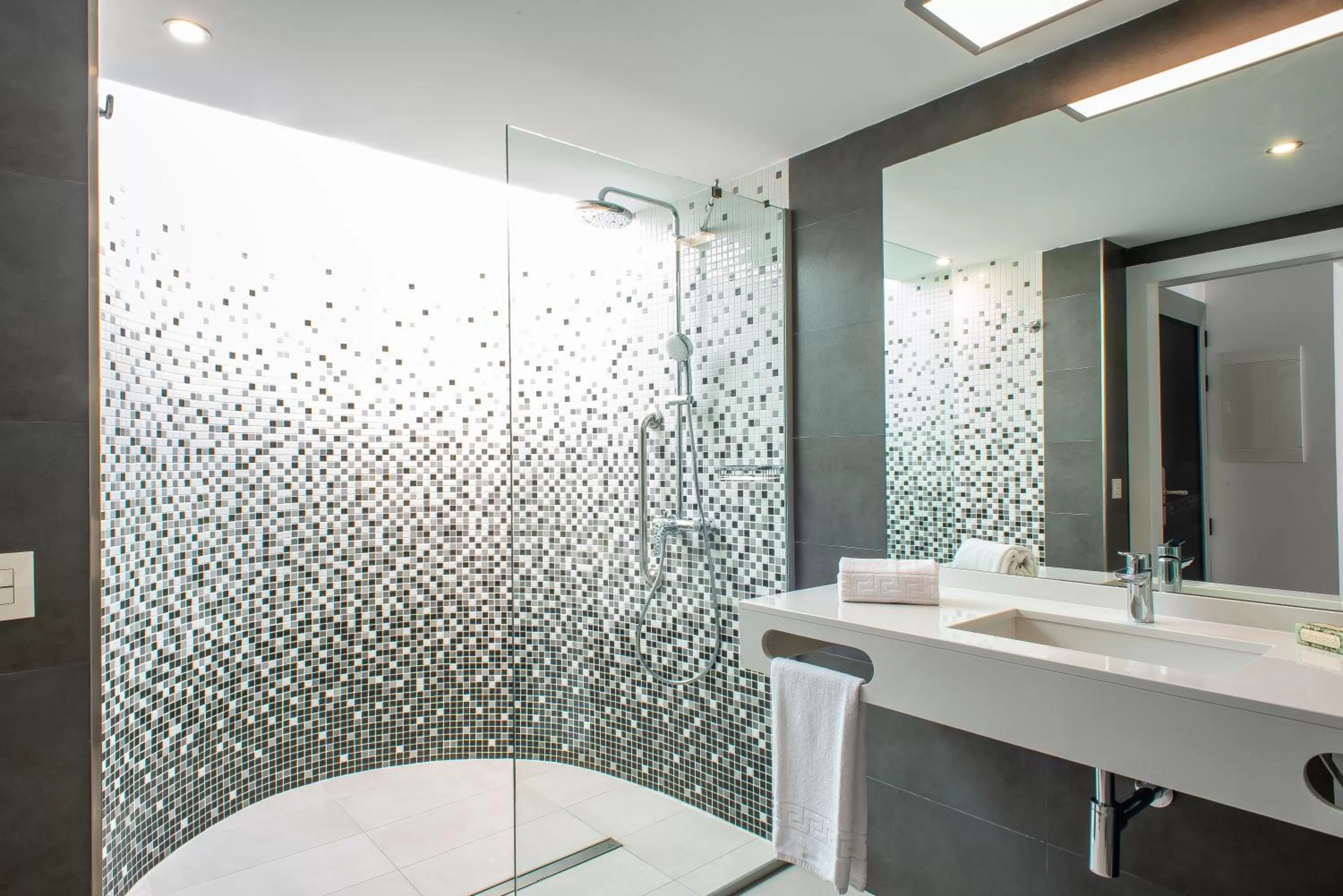 Shower in Hotel Taimar