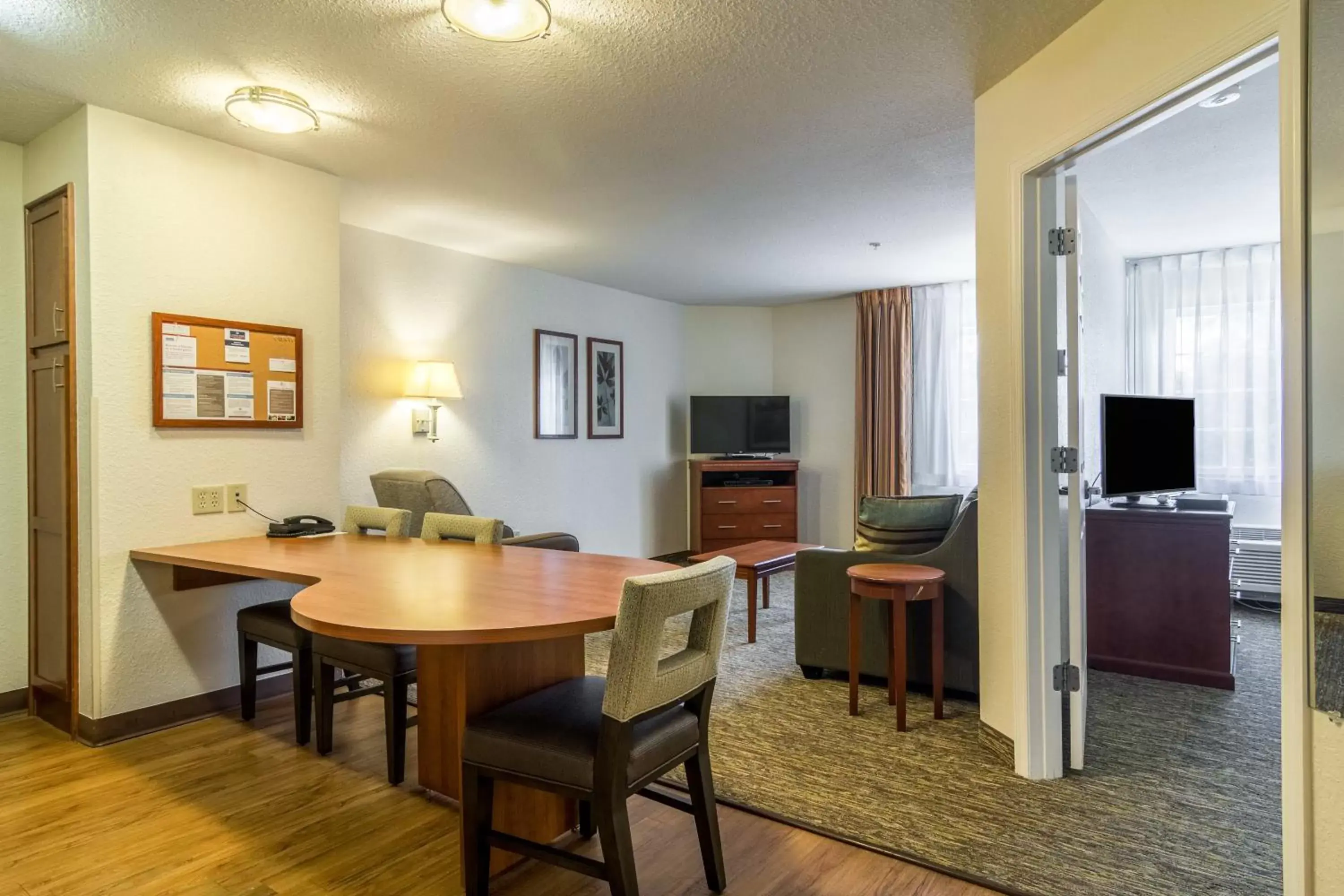 Photo of the whole room, Dining Area in Candlewood Suites Jacksonville East Merril Road, an IHG Hotel