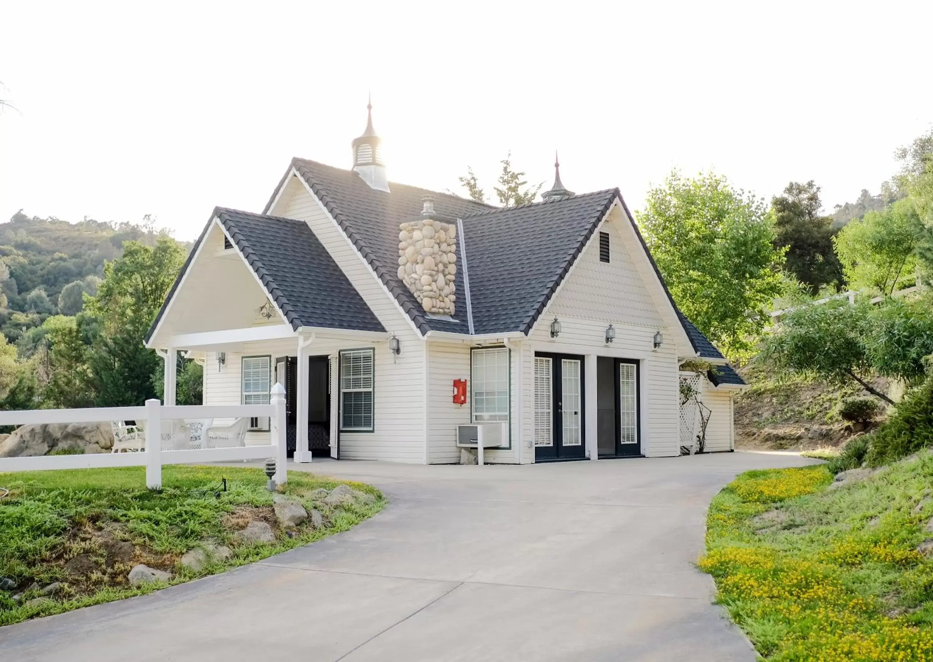 Property Building in Hounds Tooth Inn