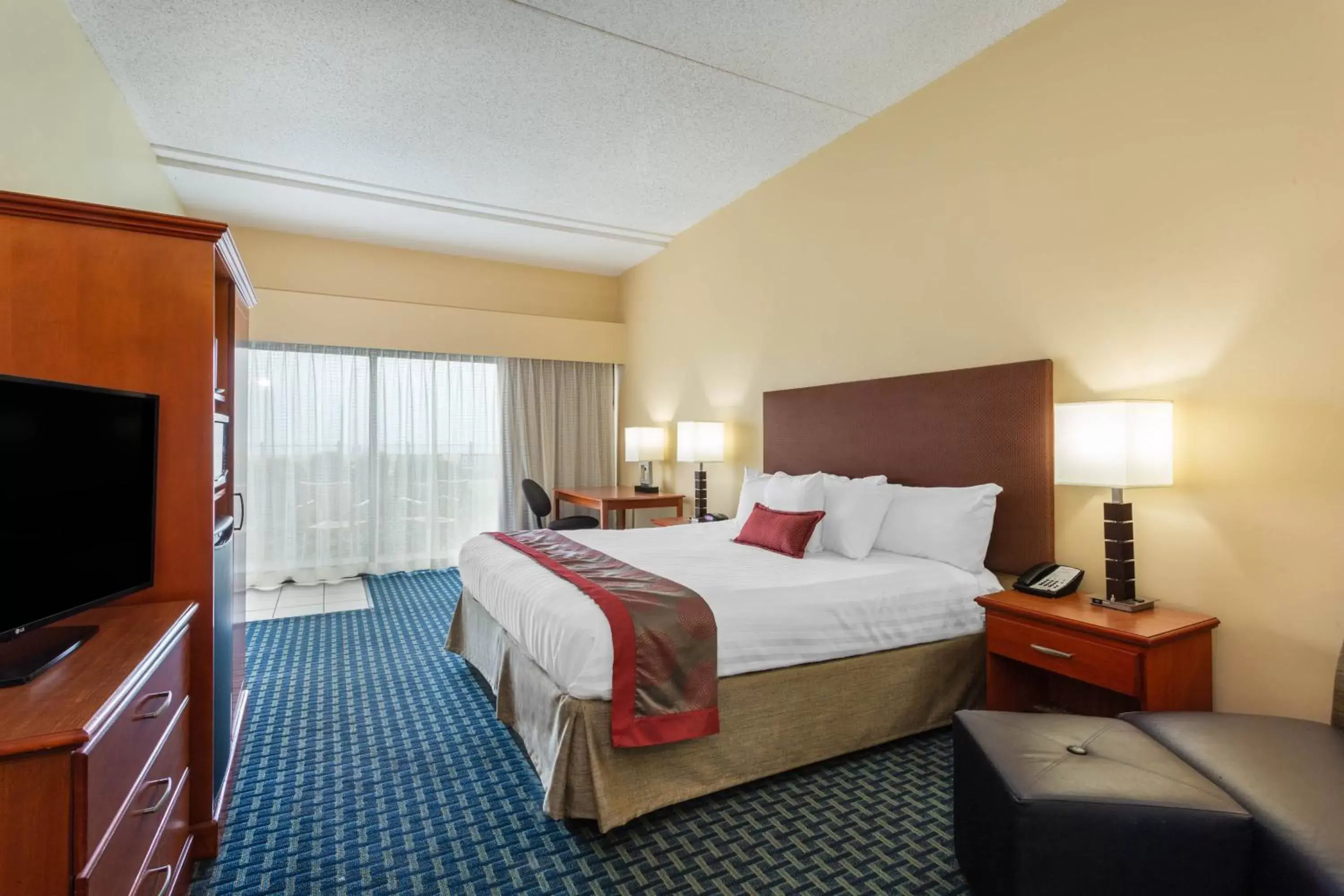 Balcony/Terrace, Bed in Ramada Plaza by Wyndham Virginia Beach