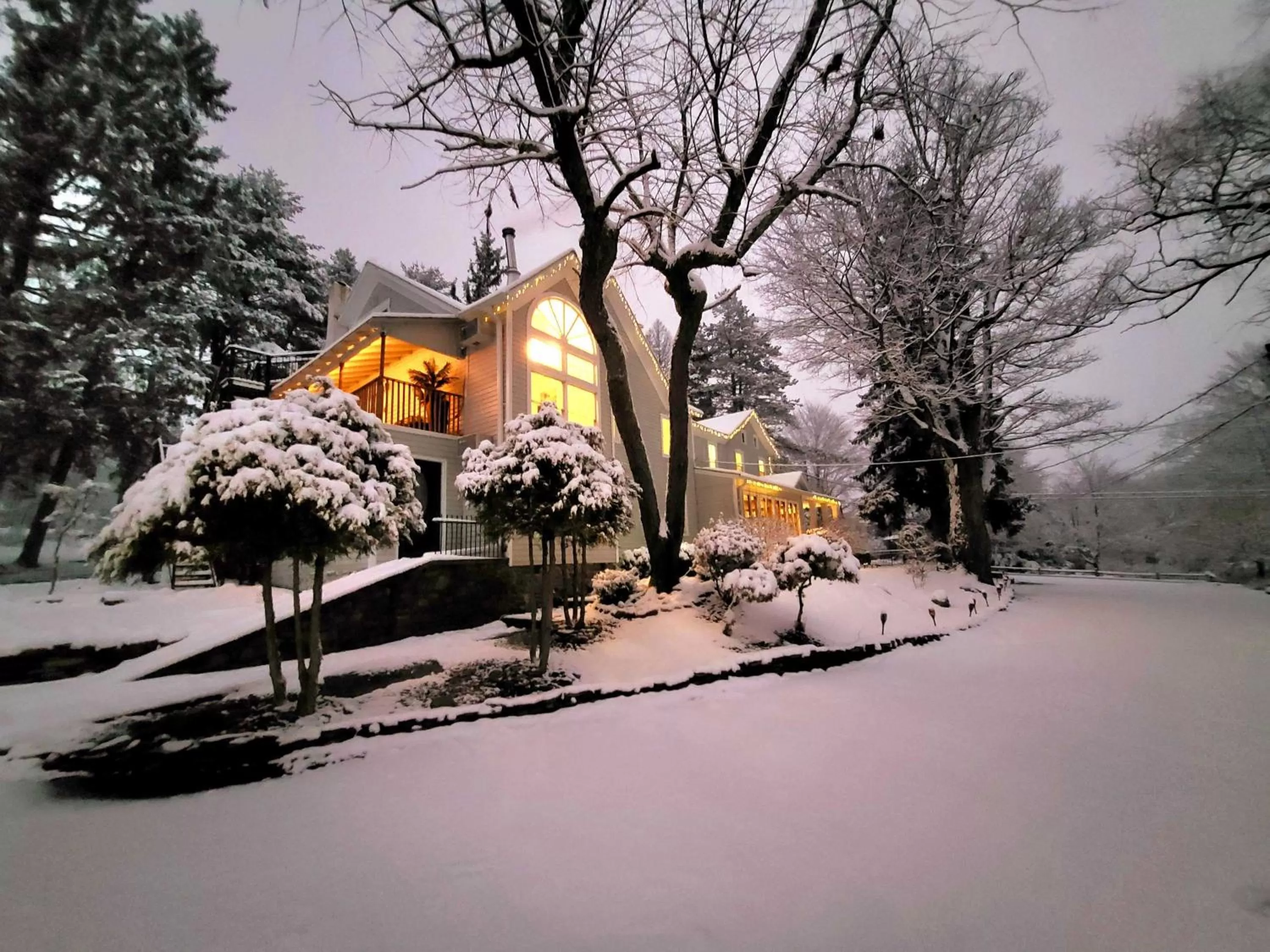 Property building, Winter in Pump House Inn & Spa