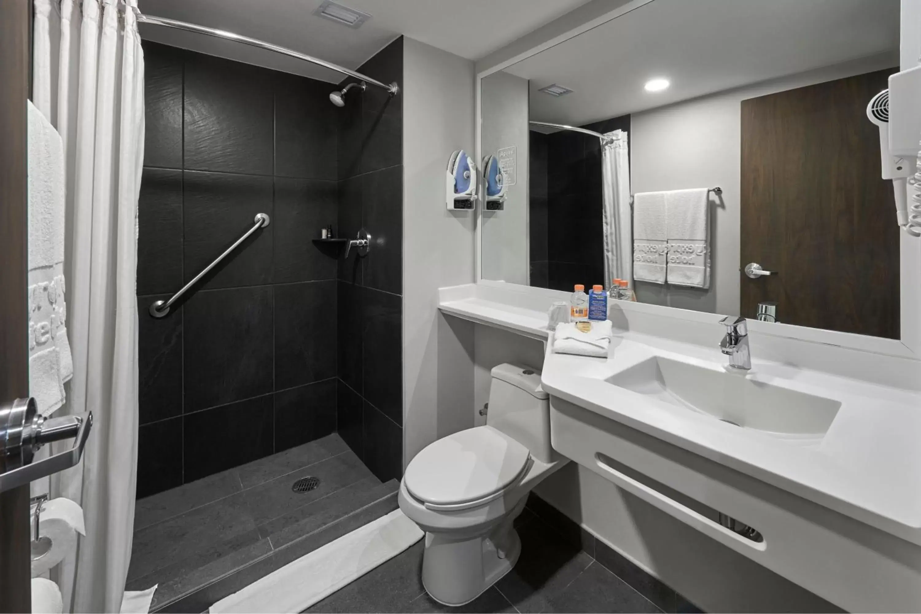 Photo of the whole room, Bathroom in City Express by Marriott Monterrey Lindavista