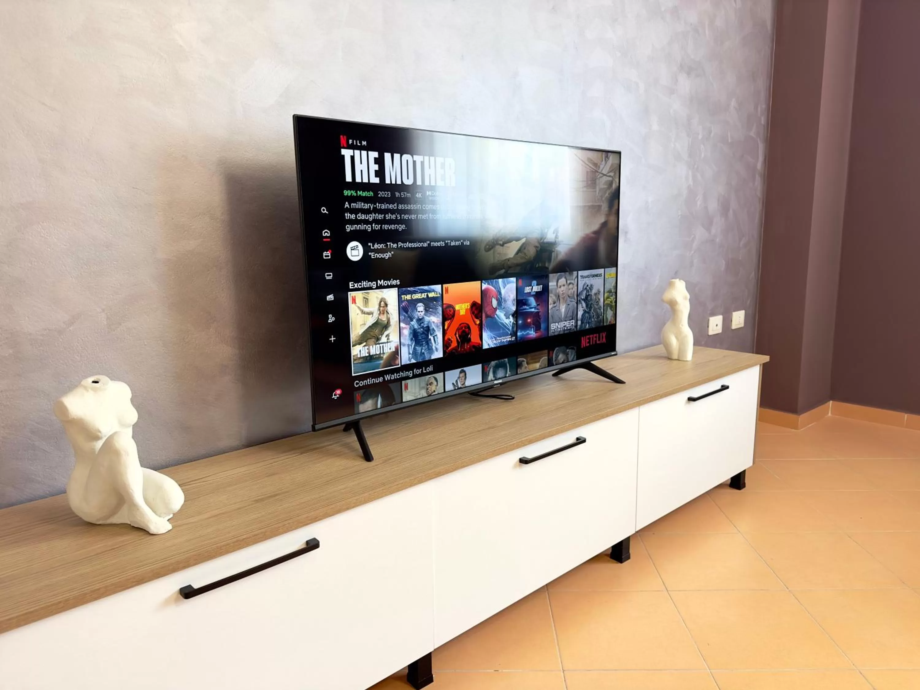 Communal lounge/ TV room in FAMILY SUITE RESIDENCE