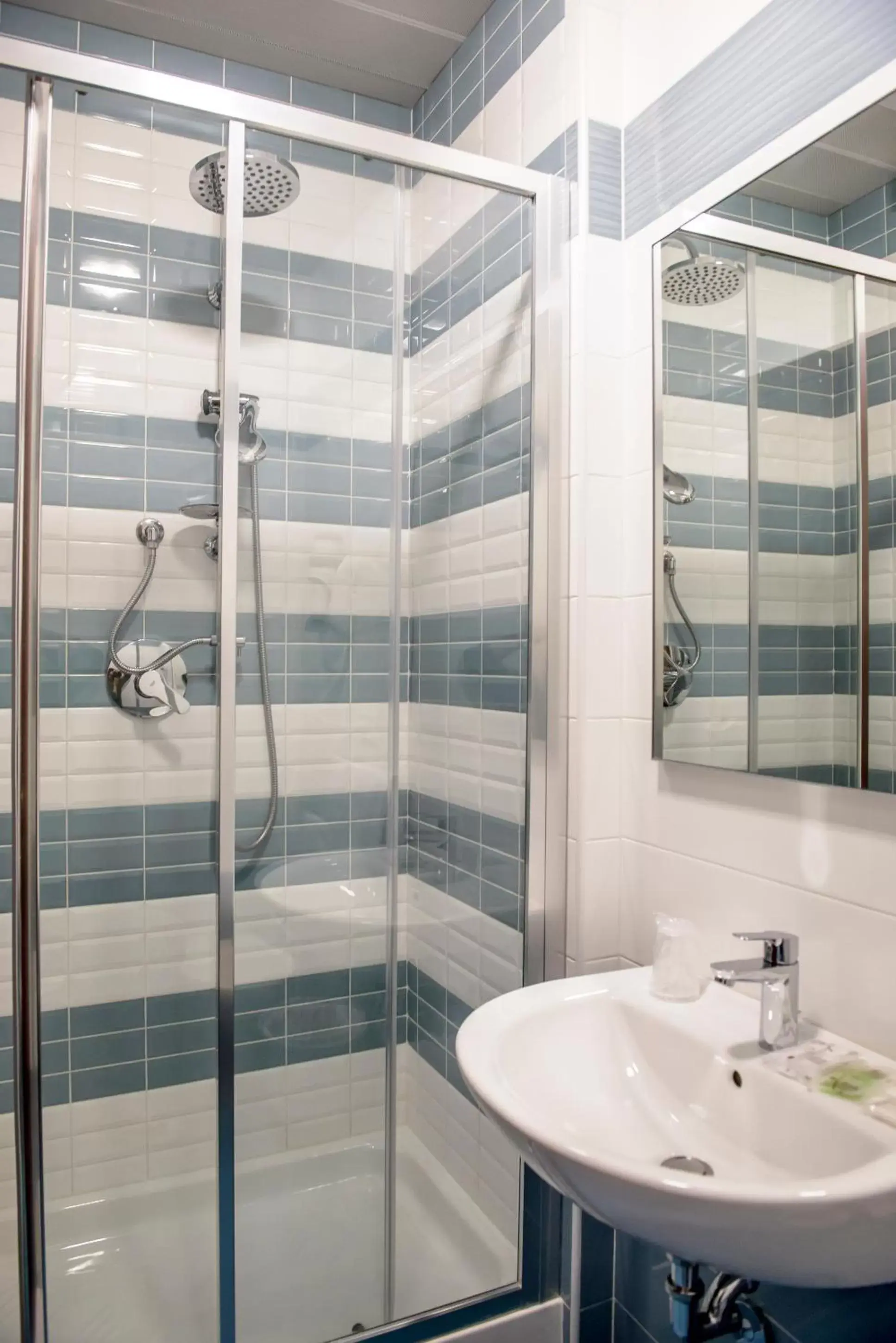 Shower, Bathroom in Hotel Emmaus