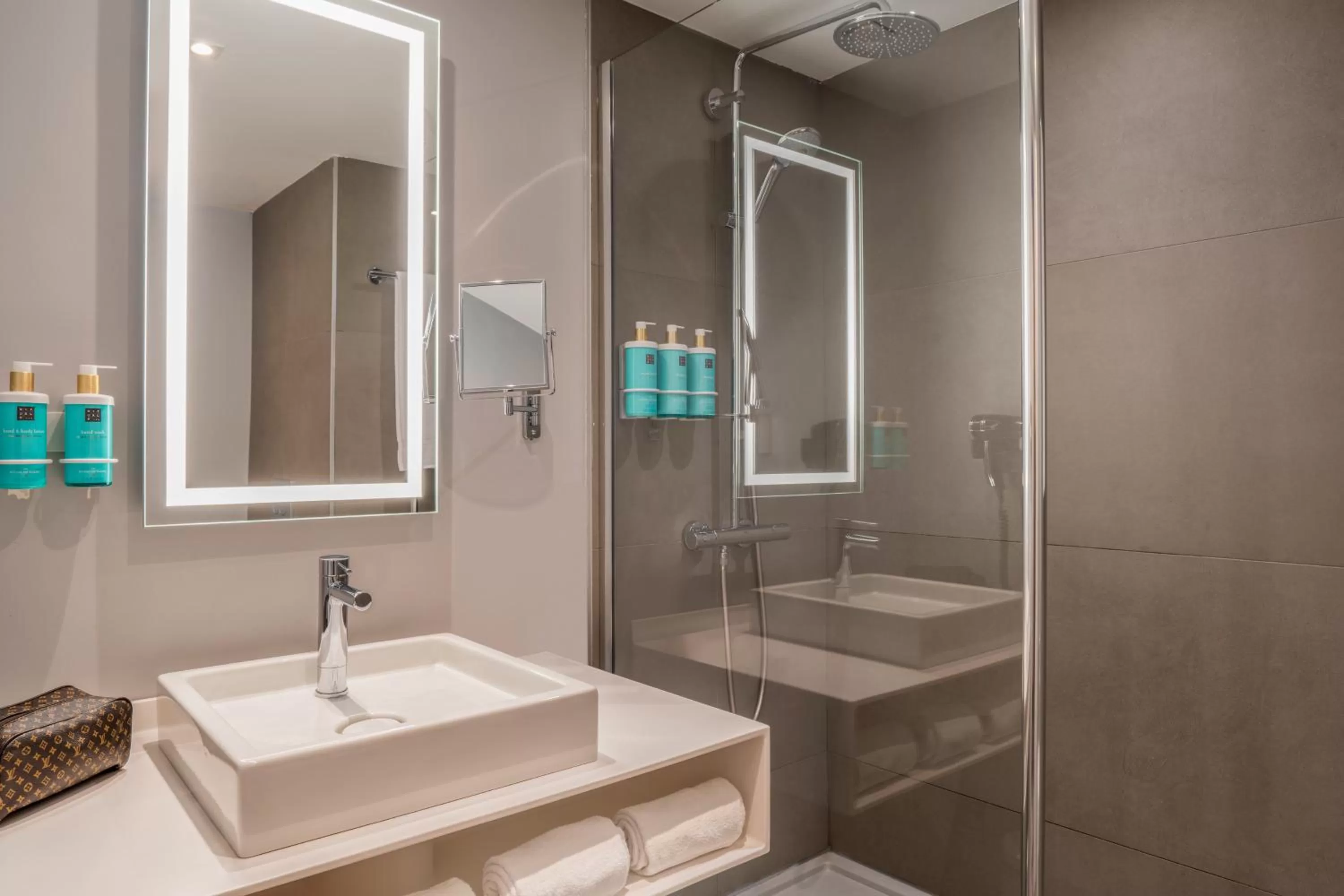 Shower in Novotel Campo De Las Naciones