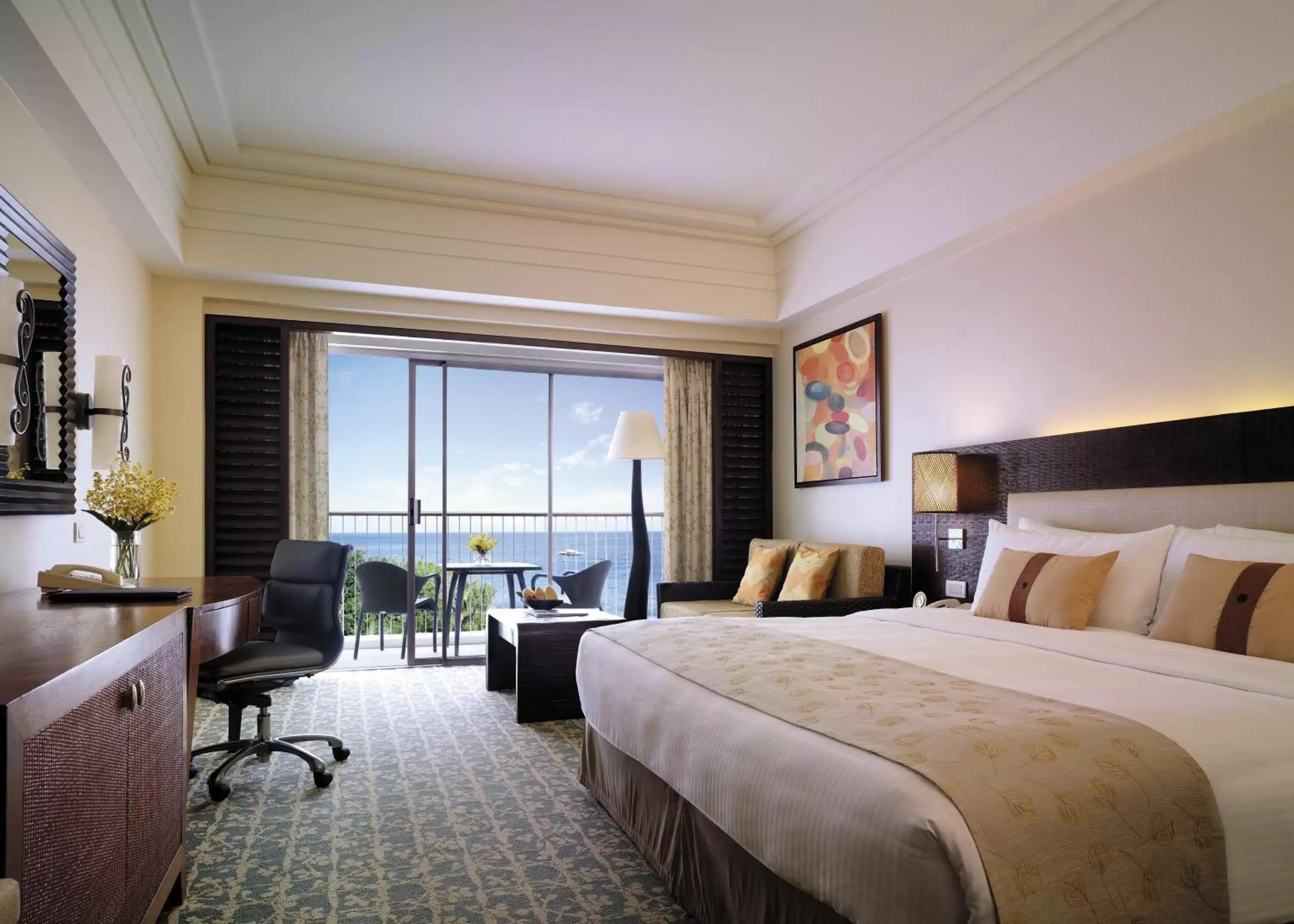 Bed in Shangri-La Mactan, Cebu Bed in Shangri-La Mactan, Cebu