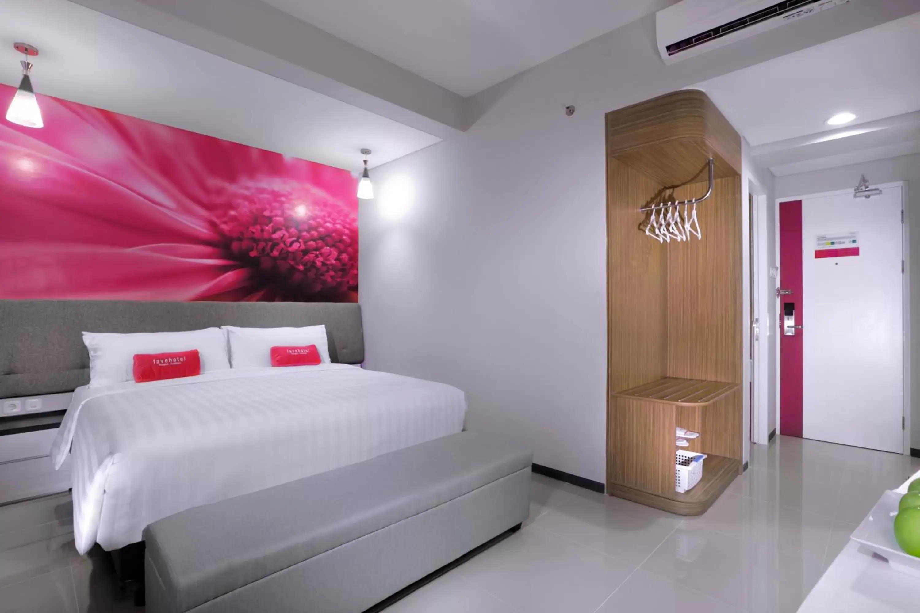 Photo of the whole room, Bed in favehotel Rungkut Surabaya