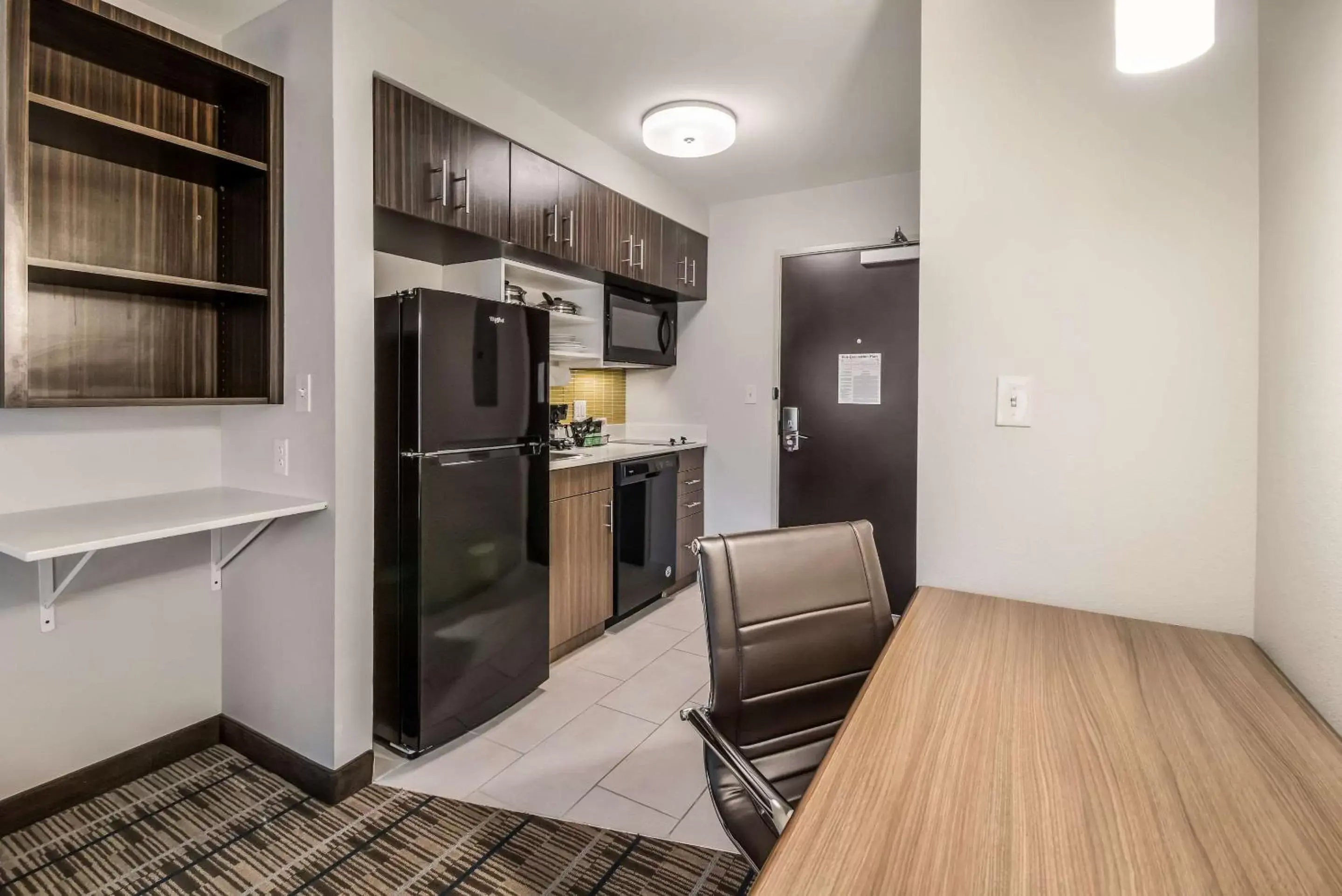 Kitchen or kitchenette, Kitchen/Kitchenette in MainStay Suites