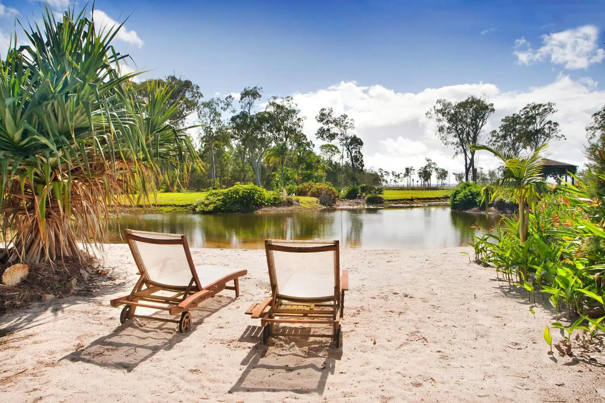 Beach in Lake Weyba Cottages Noosa