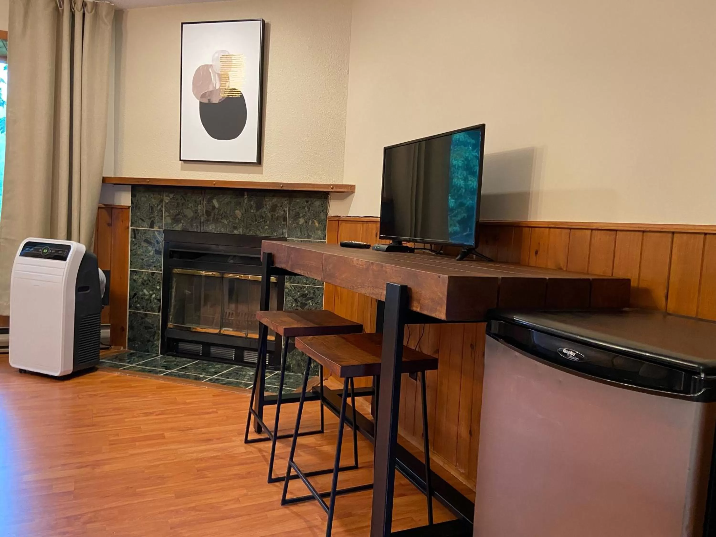 TV and multimedia in Hôtel du Lac Lenore