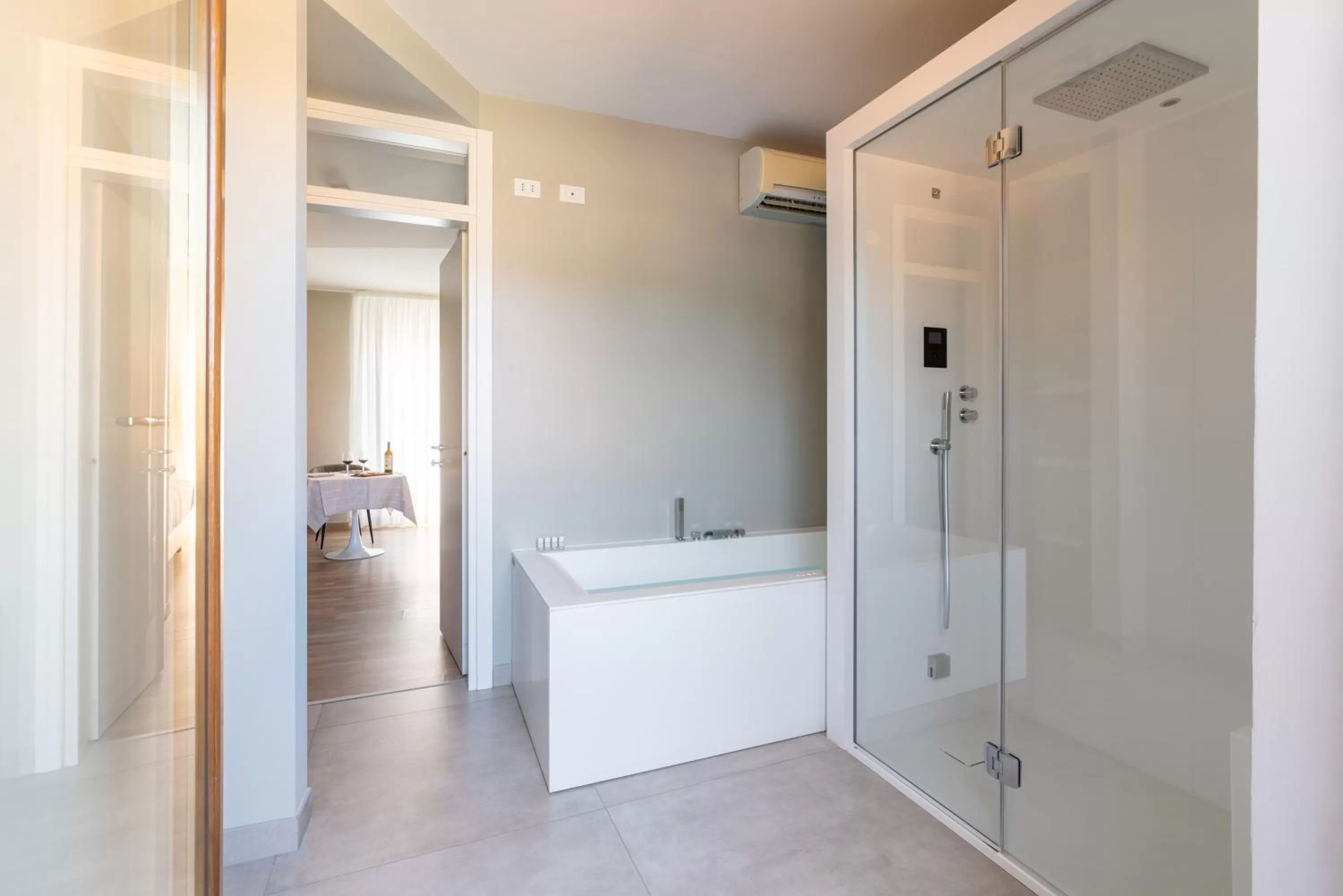 Hot Tub in GG8 Hotel & Suite SPA