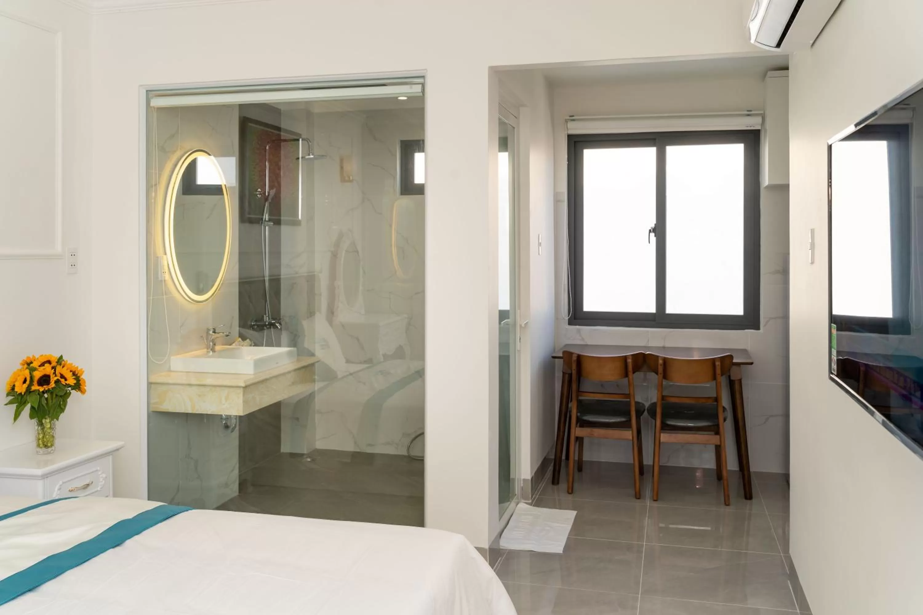 Bathroom, Bed in Sun Hill Hotel