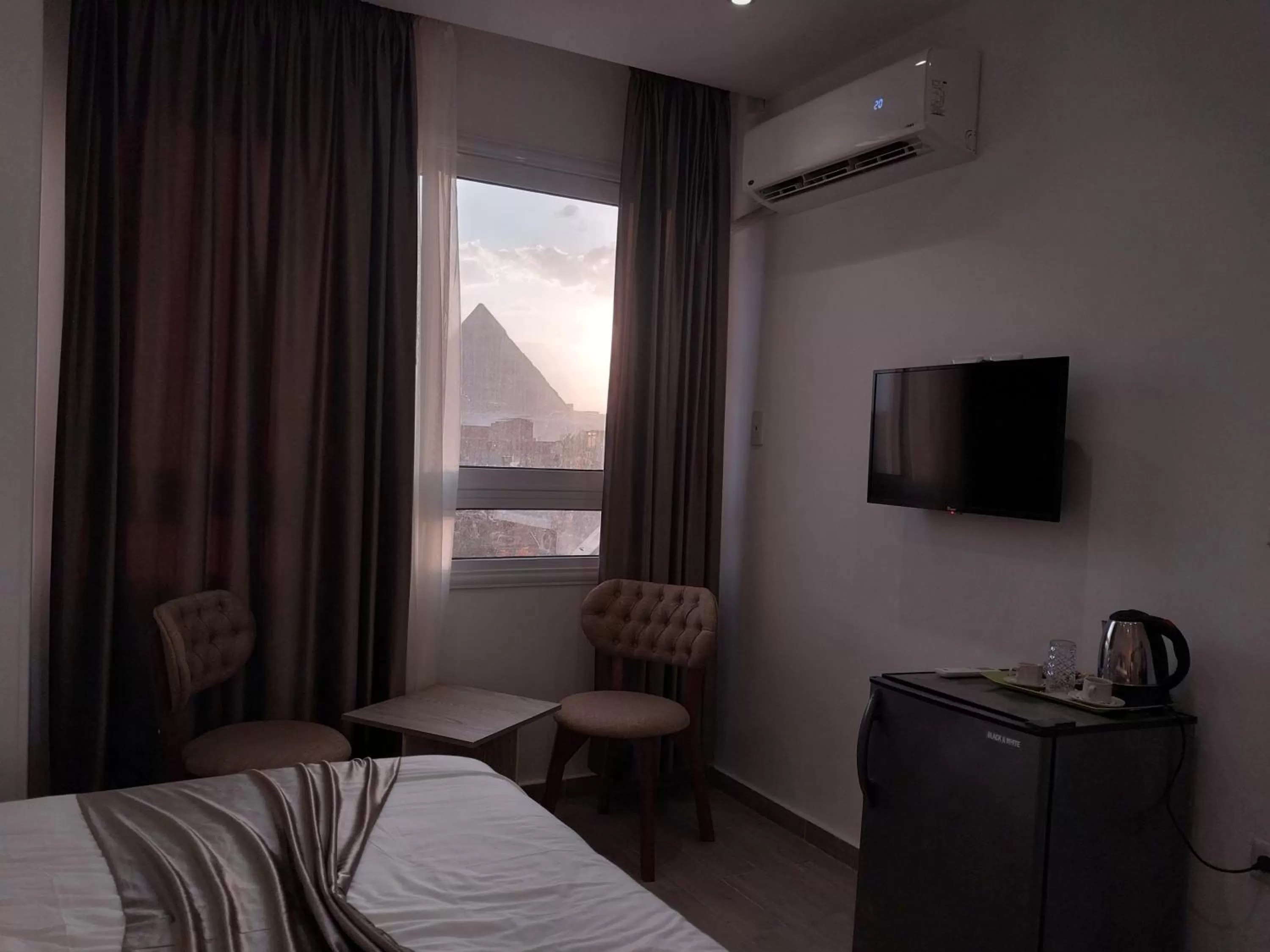Bed, TV/Entertainment Center in Eagles Pyramids View
