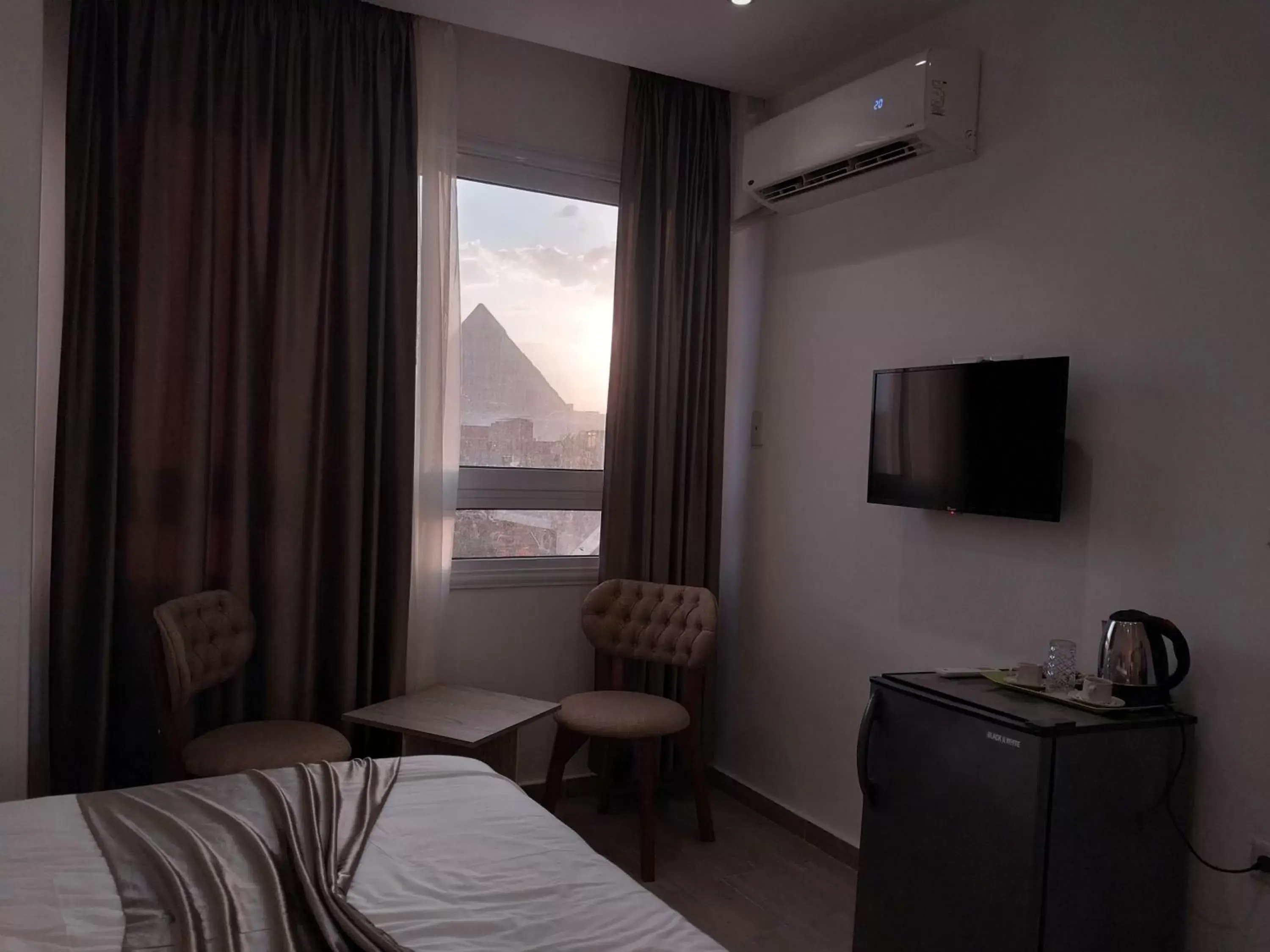 Double Room with Mountain View in Eagles Pyramids View Double Room with Mountain View in Eagles Pyramids View