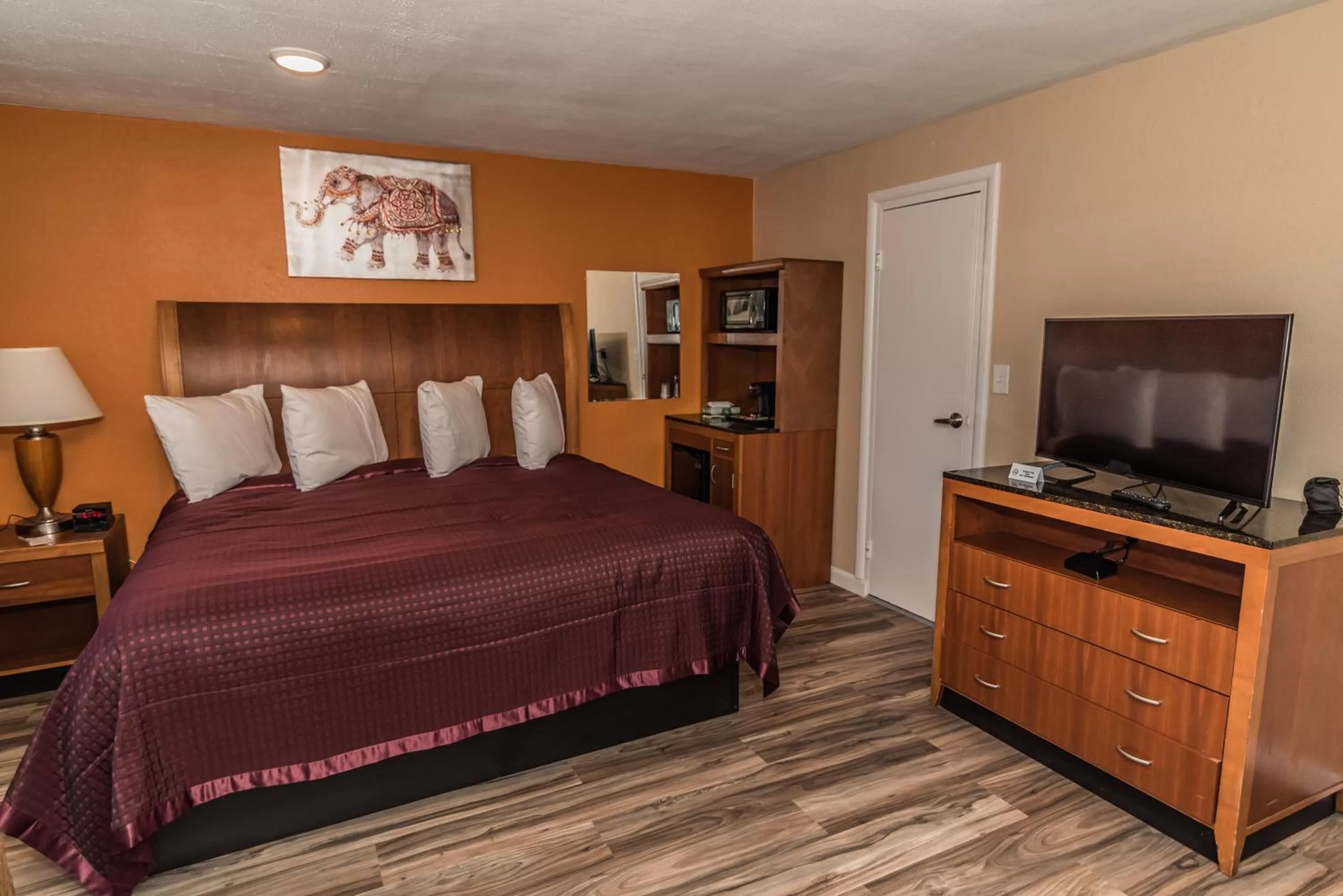 Bed in The Minuteman Inn Acton Concord Littleton