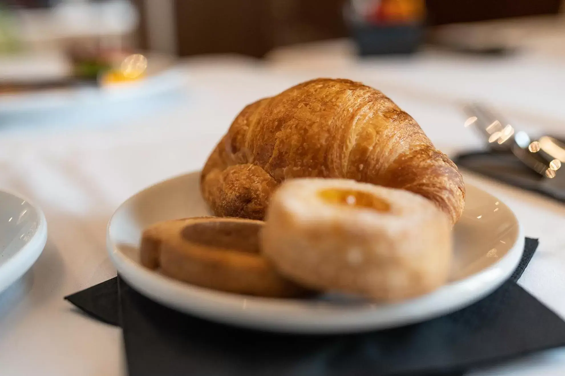 Continental breakfast, Food in Hotel Porta Reale