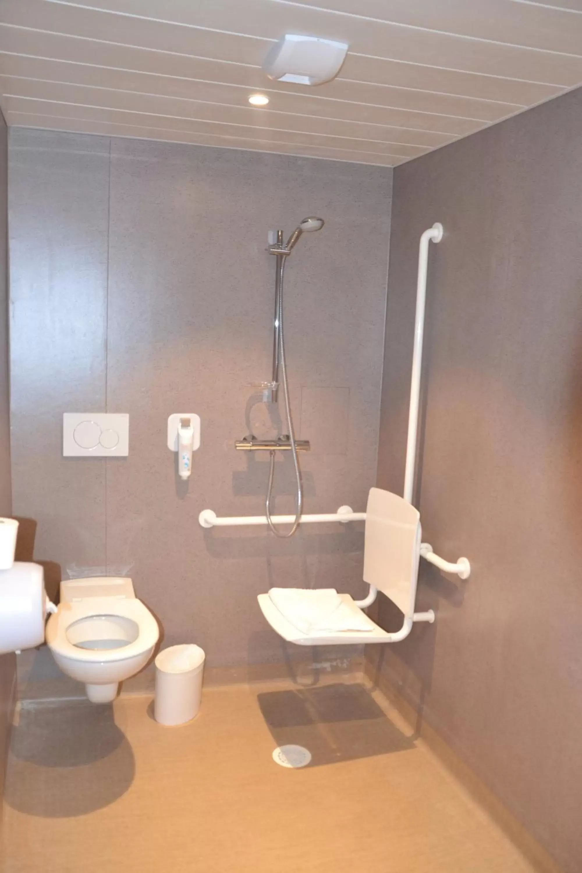 Bathroom in Ibis Budget Chalon Sur Saone Nord