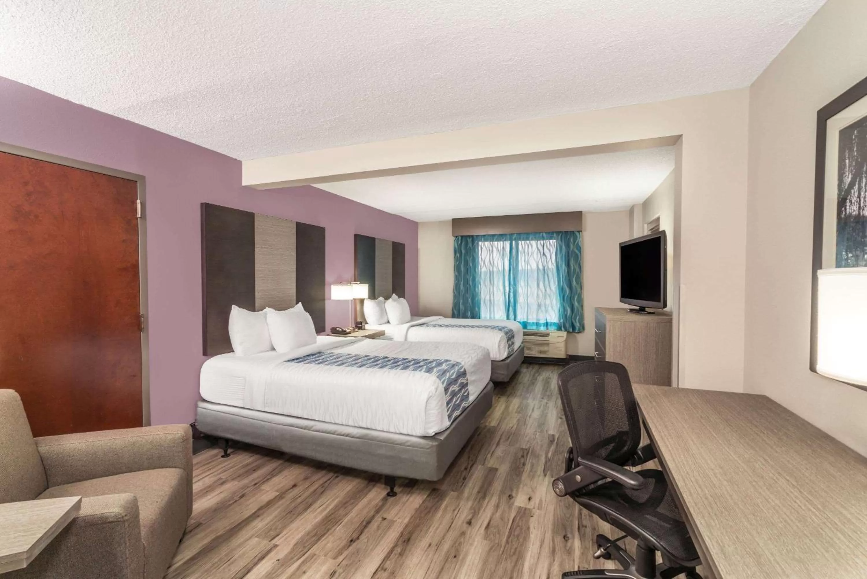 Photo of the whole room, Bed in La Quinta by Wyndham Clarksville