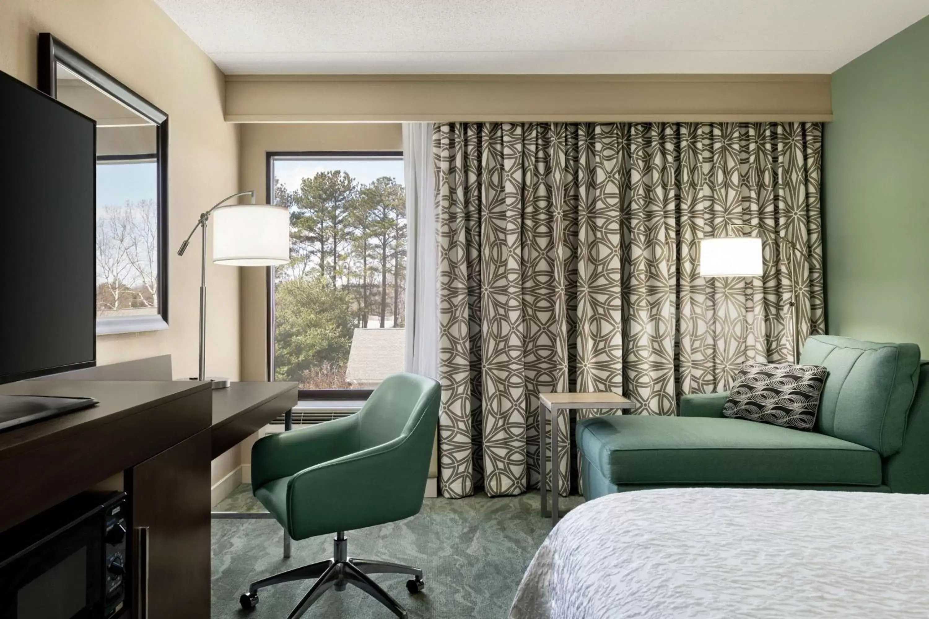 Bedroom, Seating Area in Hampton Inn Richmond/Ashland