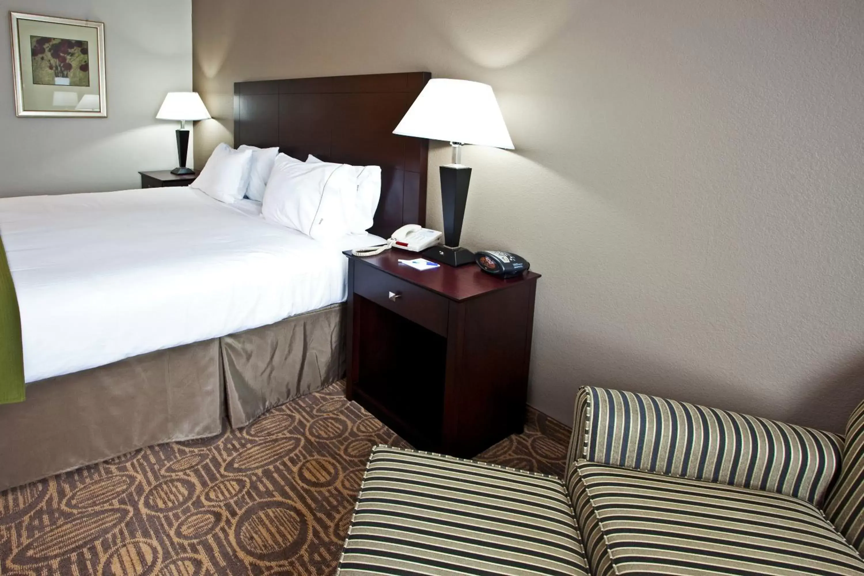 Bed in Holiday Inn Express Palatka Northwest, an IHG Hotel