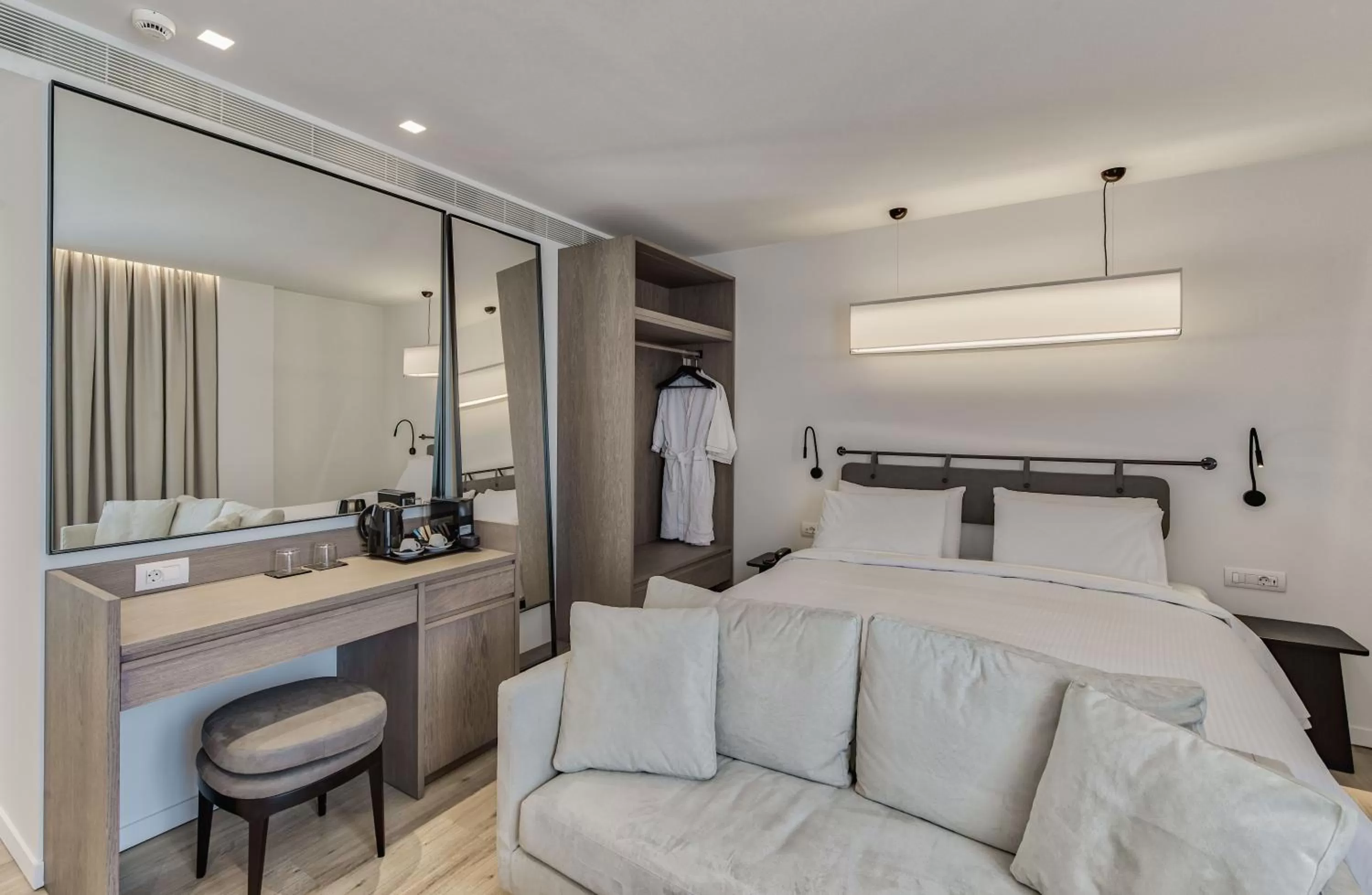 Photo of the whole room, Bed in Bitzaro Boutique Hotel