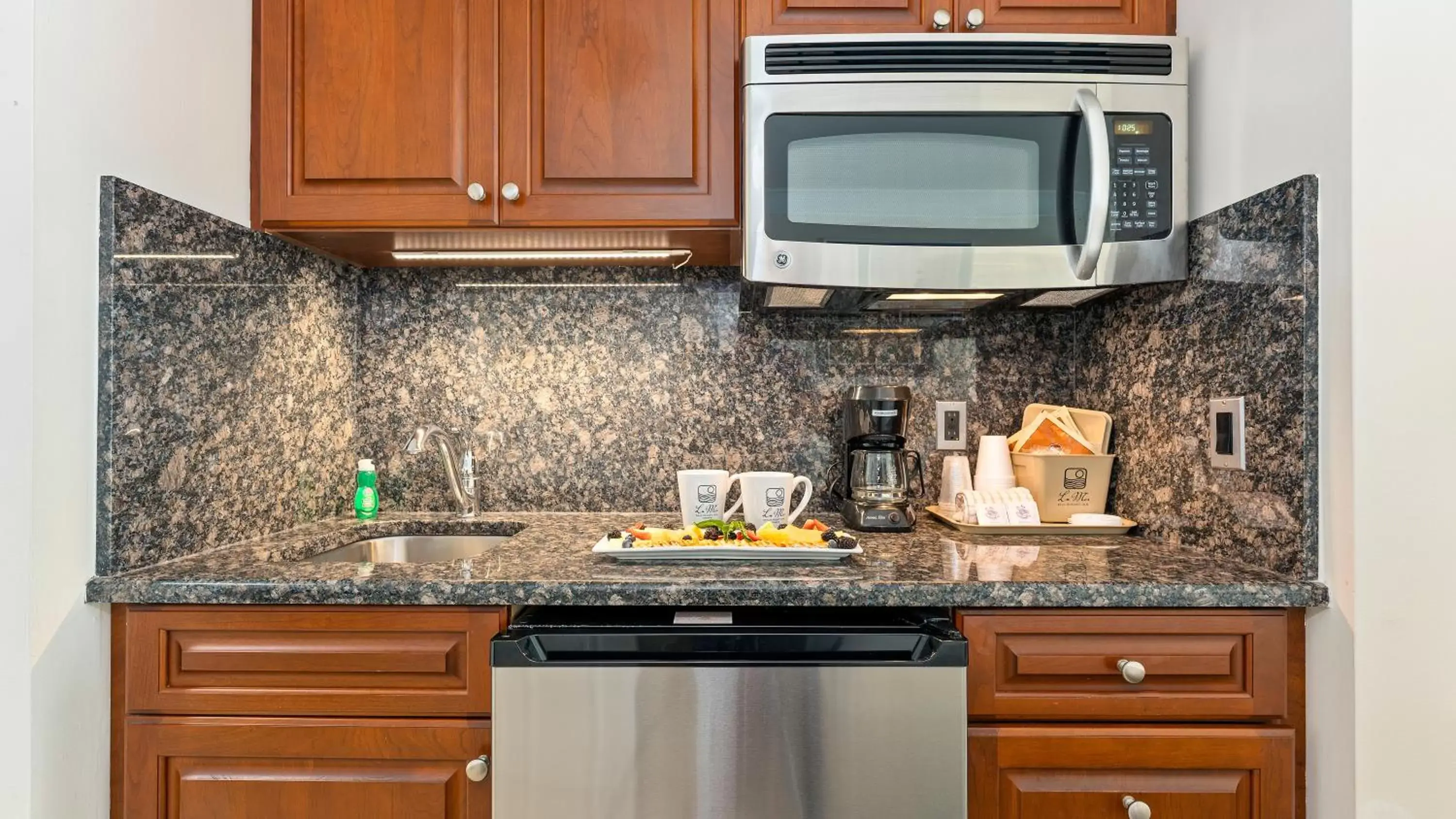 Kitchen/Kitchenette in La Mer Beachfront Resort