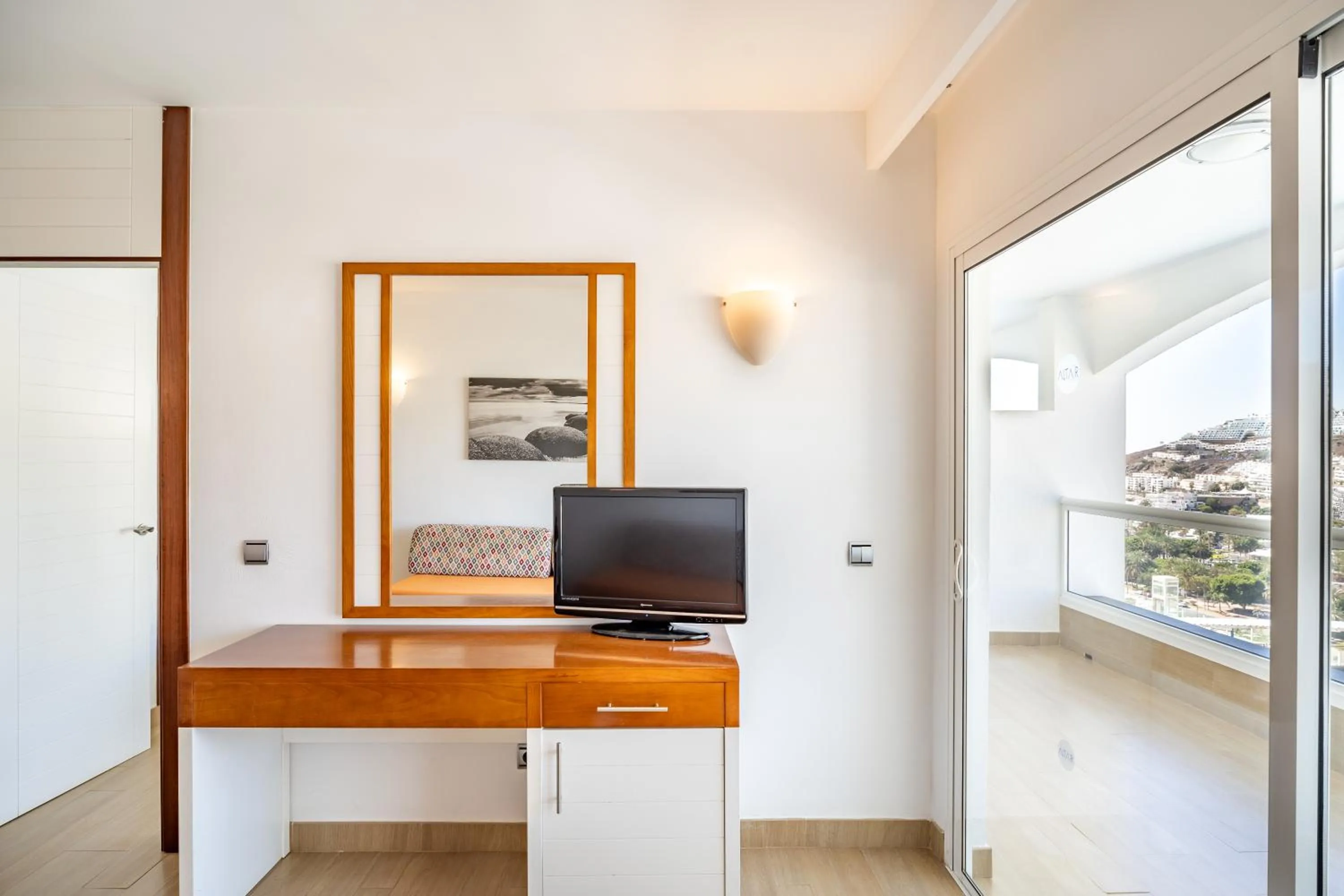 TV and multimedia in Apartamentos Cabau Altair