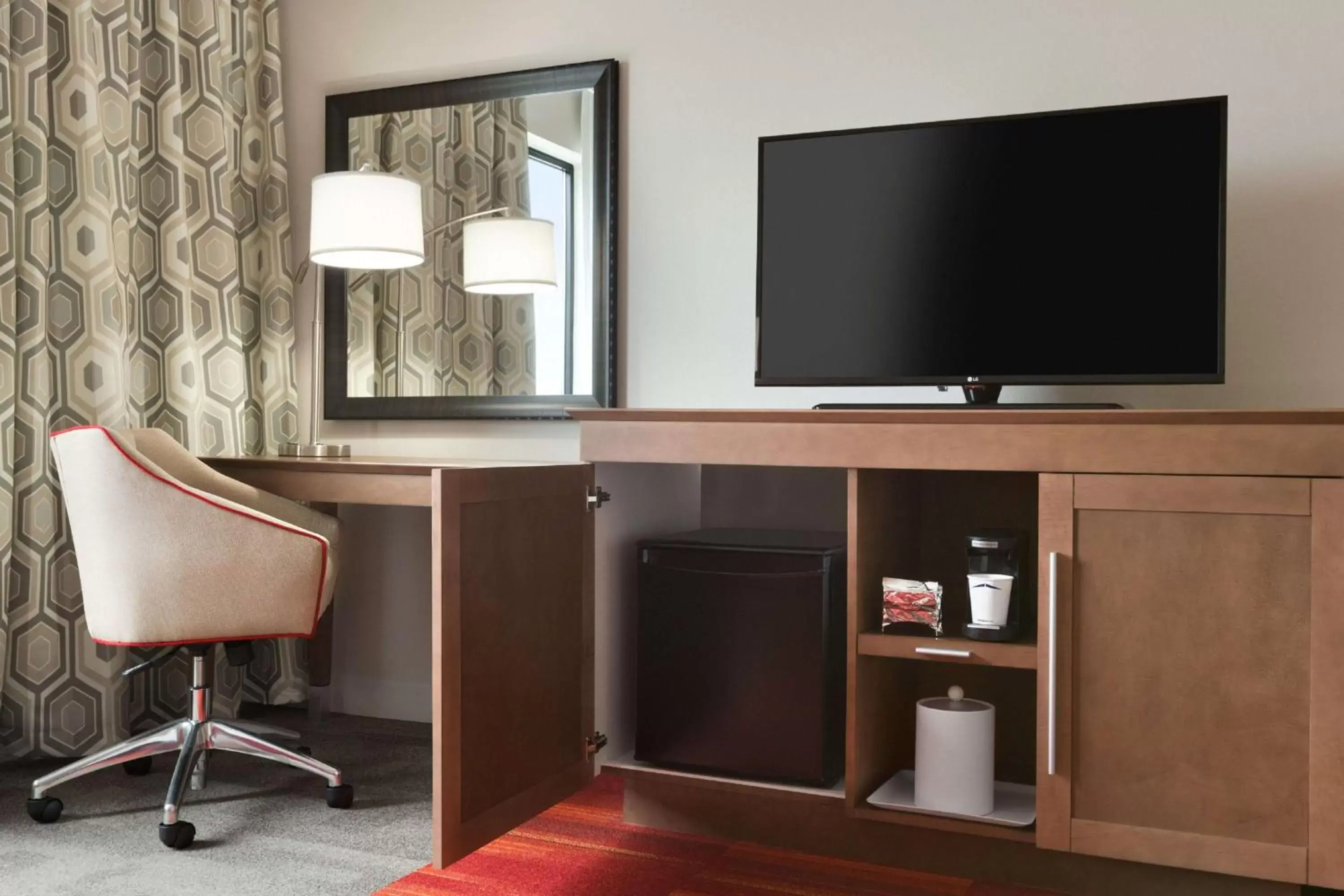 Bedroom, TV/Entertainment Center in Hampton Inn By Hilton North Olmsted Cleveland Airport