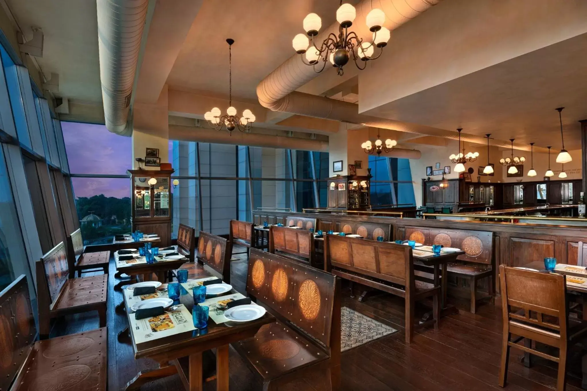 Lounge or bar, Restaurant/Places to Eat in Crowne Plaza Greater Noida, an IHG Hotel