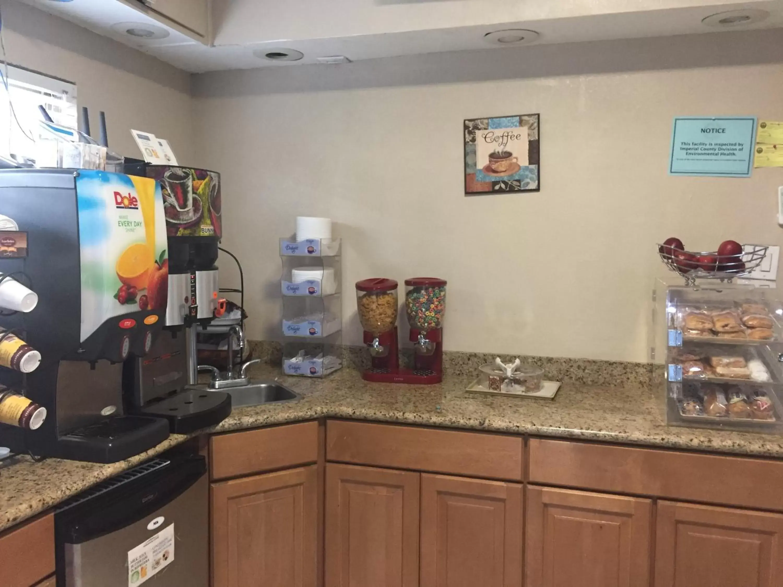 Continental breakfast in Townhouse Inn and Suites