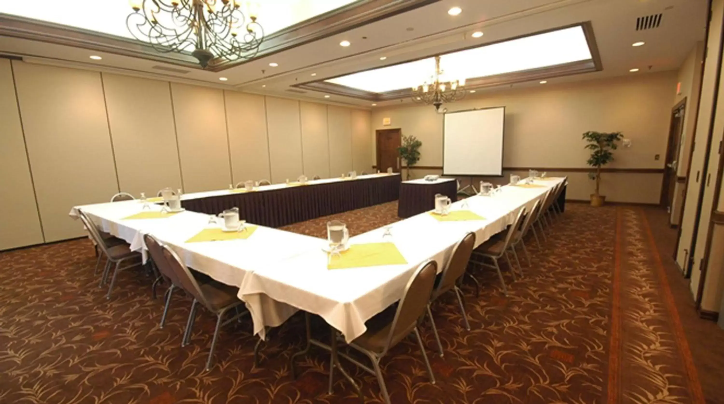 Dining area in DoubleTree by Hilton Rocky Mount